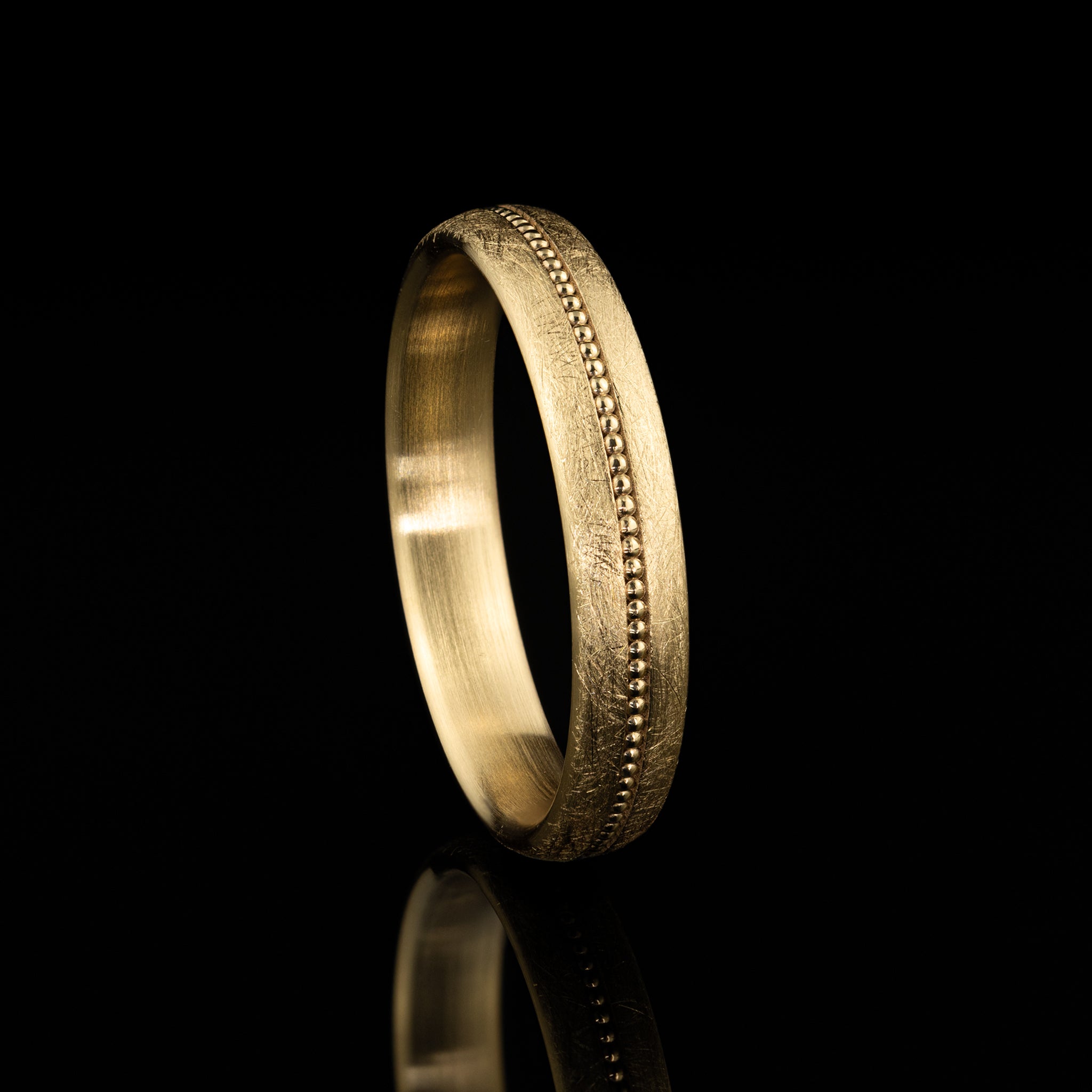 Goldzeit Ring Modell Elia, Ehering in eismatt mit Millegriffe, besonderer Vintage Ehering vom Goldschmied, Nürnberg, Gelbgold, Seitenansicht