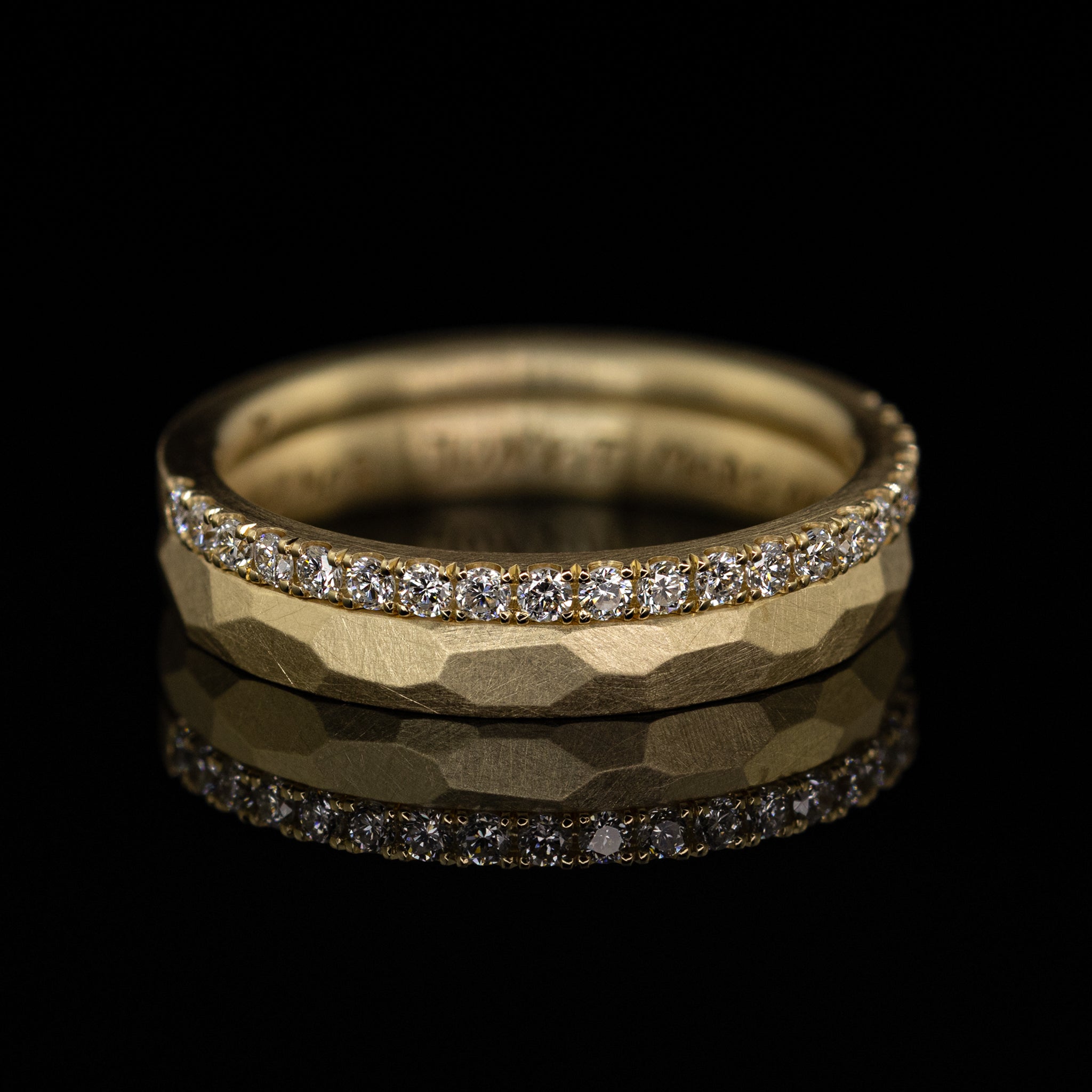 schmaler Ehering mit Facettenstruktur, Gelbgold mattiert, handgearbeitet vom Goldschmied, Kombination mit Memoire-Ring
