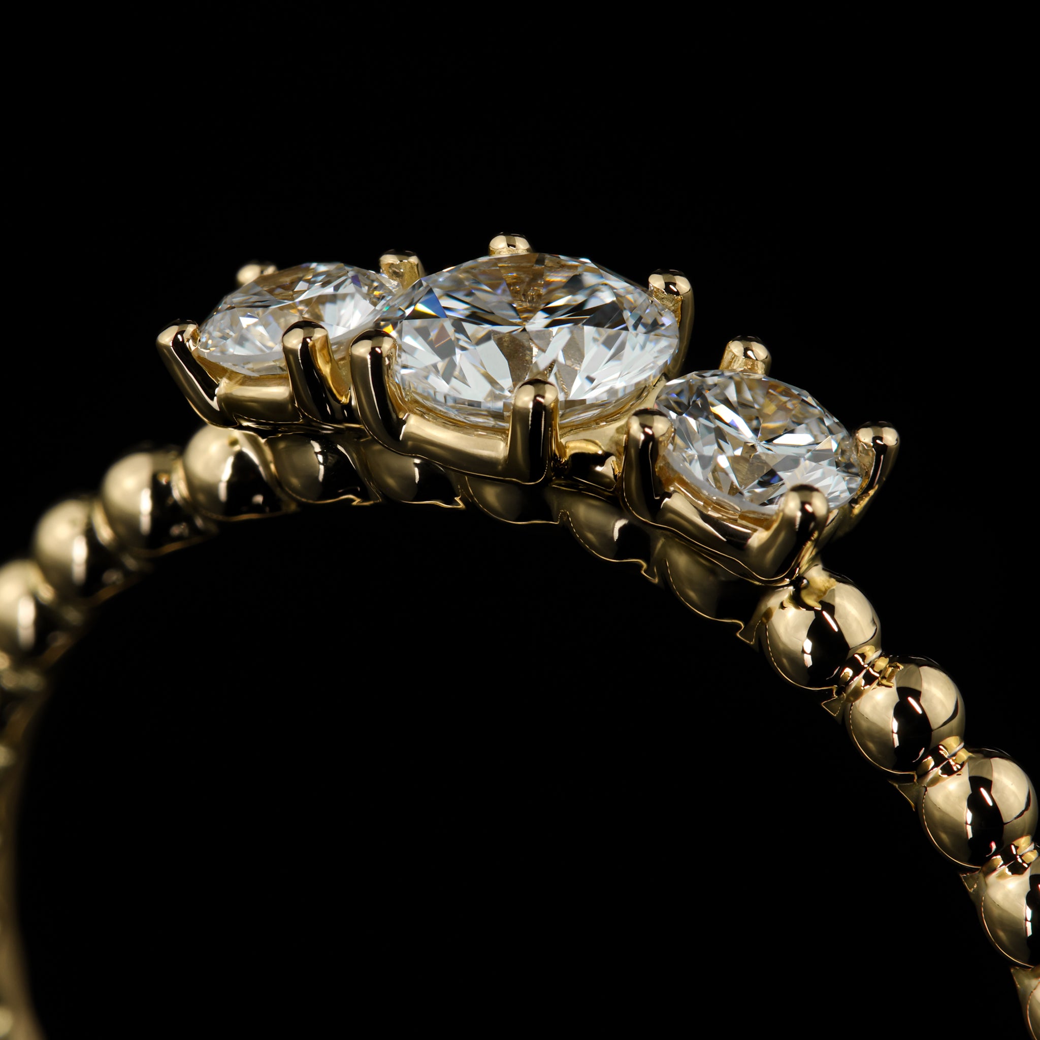 Gelbgold Matilda individueller Verlobungsring Kugelring Stackbar natuerliche labgrown Diamanten Goldzeit Nuernberg Goldschmied Nahaufnahme