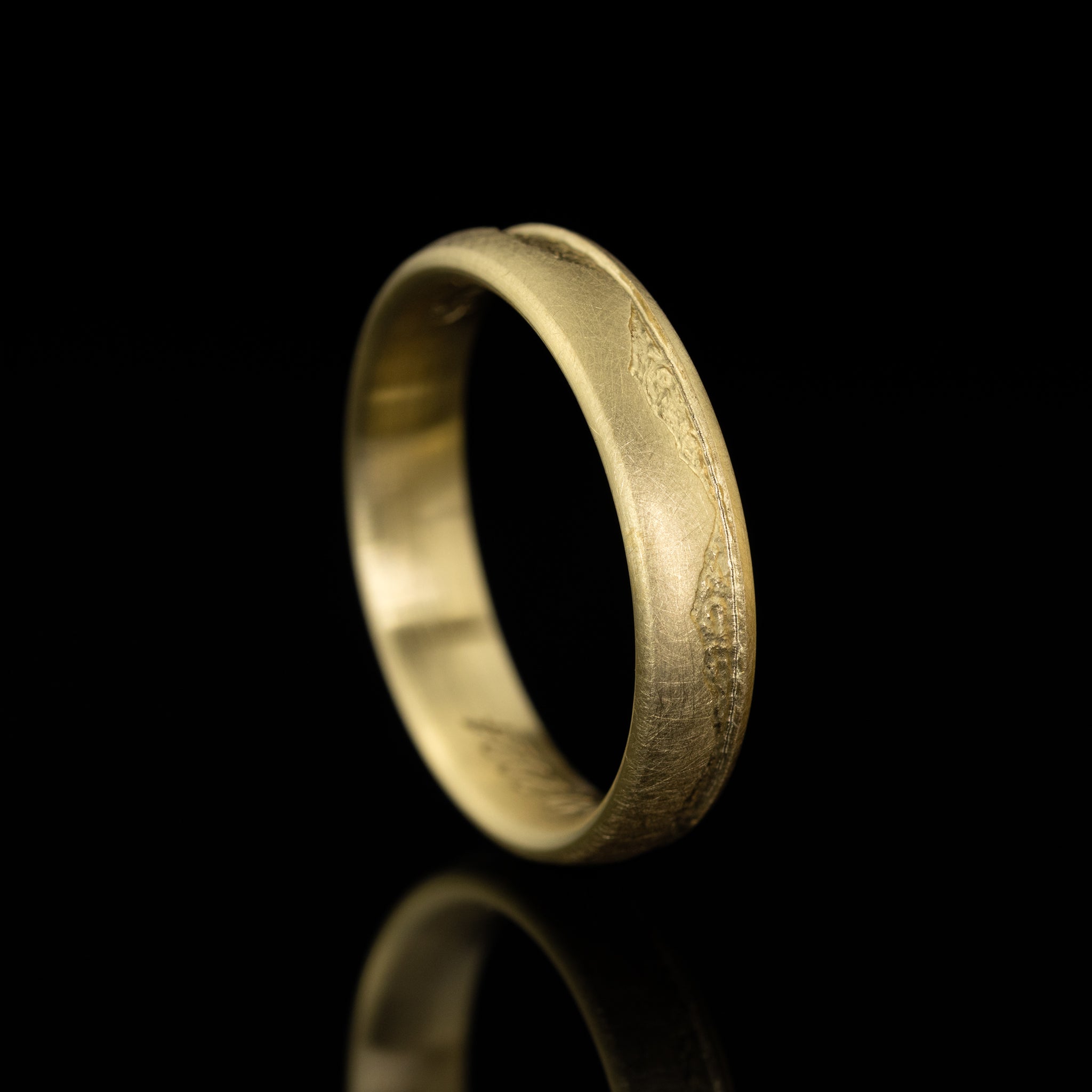 Seidenmattierter Ring mit gefräster Bergkontur, Gelbgold, vom Goldschmied gefertigt, seitliche Aufnahme
