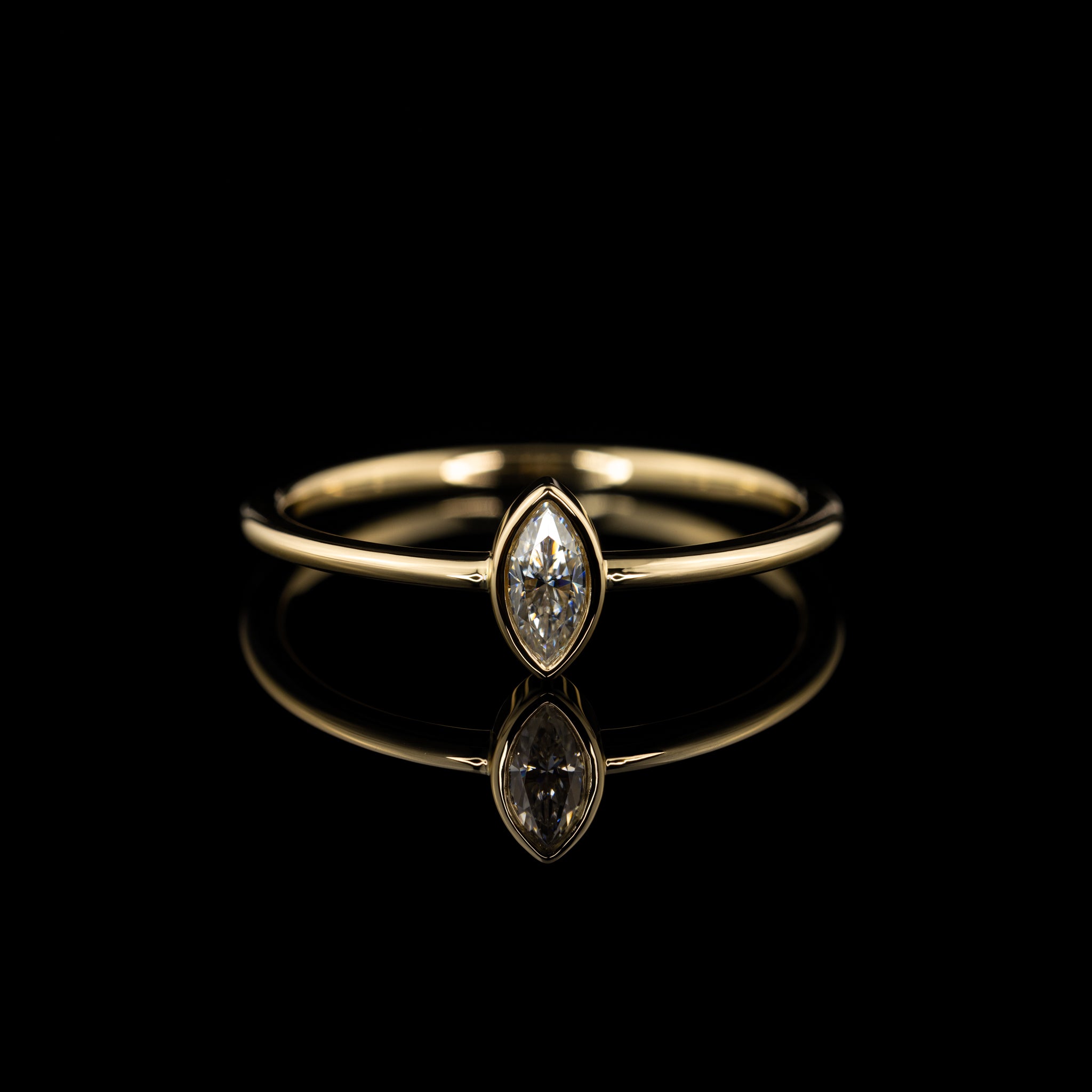zarter Verlobungsring mit navetteförmigem Diamant in Zargenfassung, Gelbgold poliert, handgearbeitet vom Goldschmied