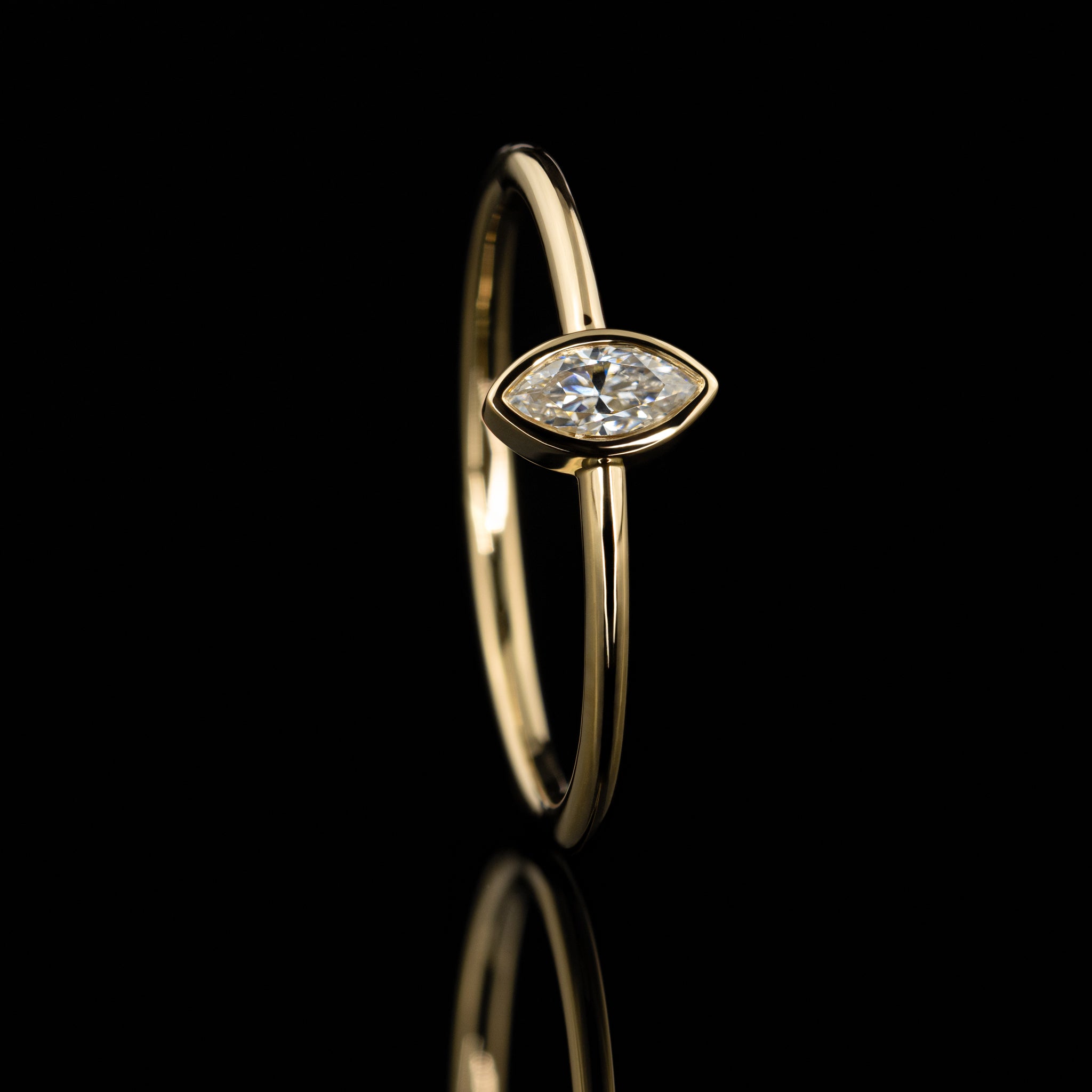 zarter Verlobungsring mit navetteförmigem Diamant in Zargenfassung, Gelbgold poliert, handgearbeitet vom Goldschmied, Solitaire, puristisches Design