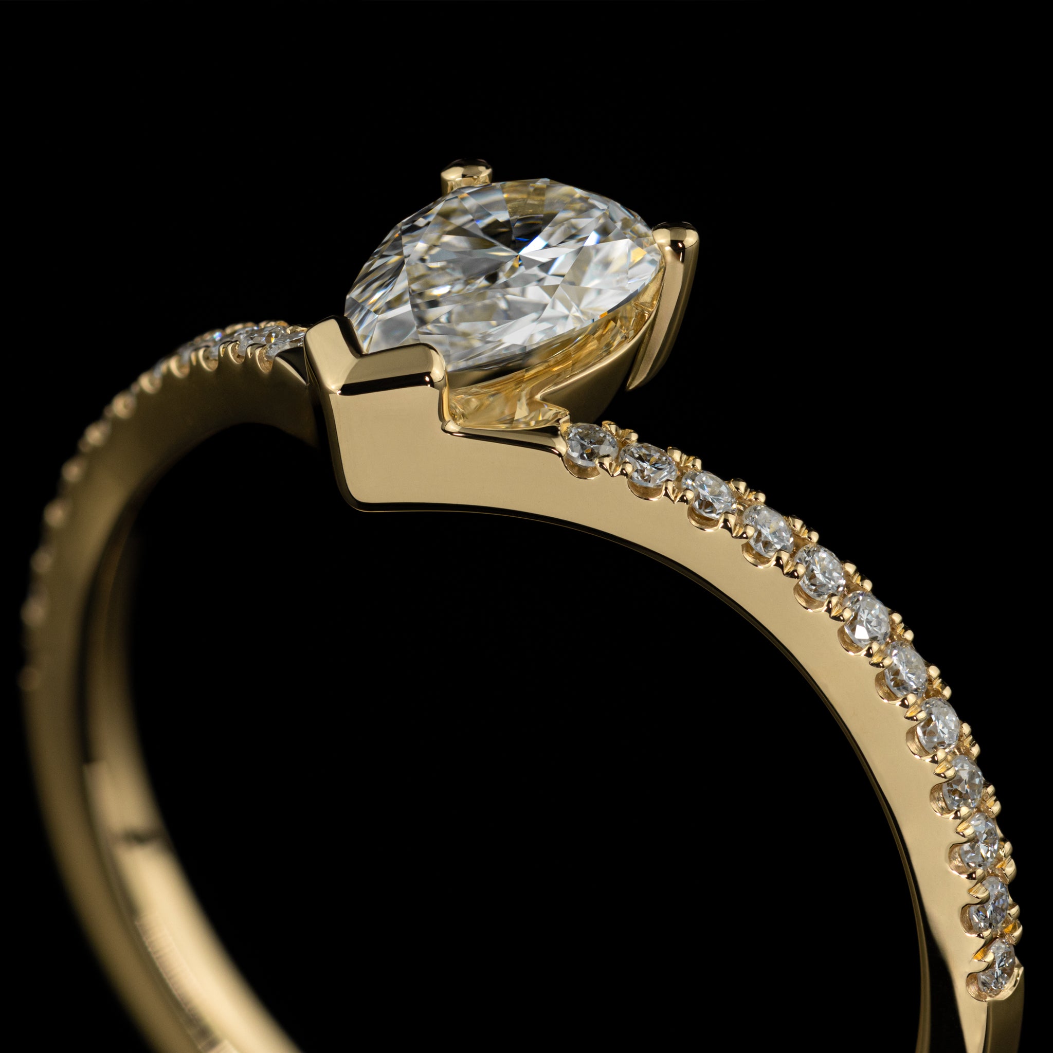 Goldzeit Ring Raya Verlobungsring Vorsteckring Ehering Tropfenform V-förmige Ringschiene Honiggold Seitenansicht