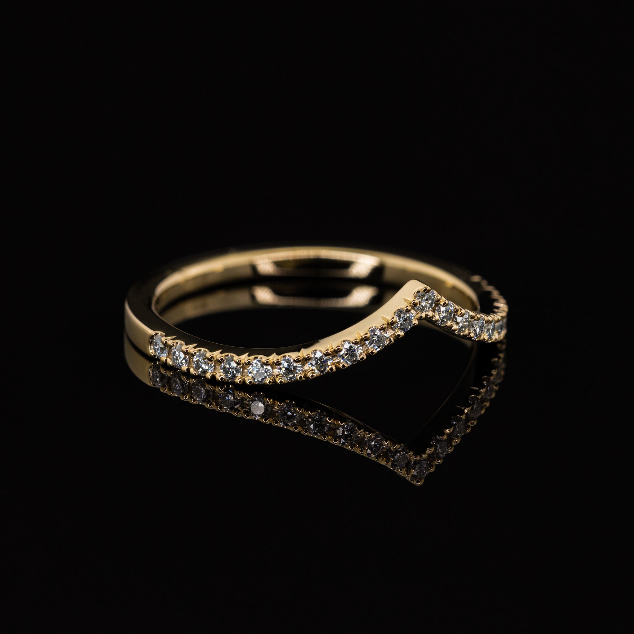 Ehering Vorsteckring Verlobungsring Design Vienna v-förmig vin der Goldschmiede Goldzeit in Nuernberg 18 Karat Gelbgold Detailaufnahme