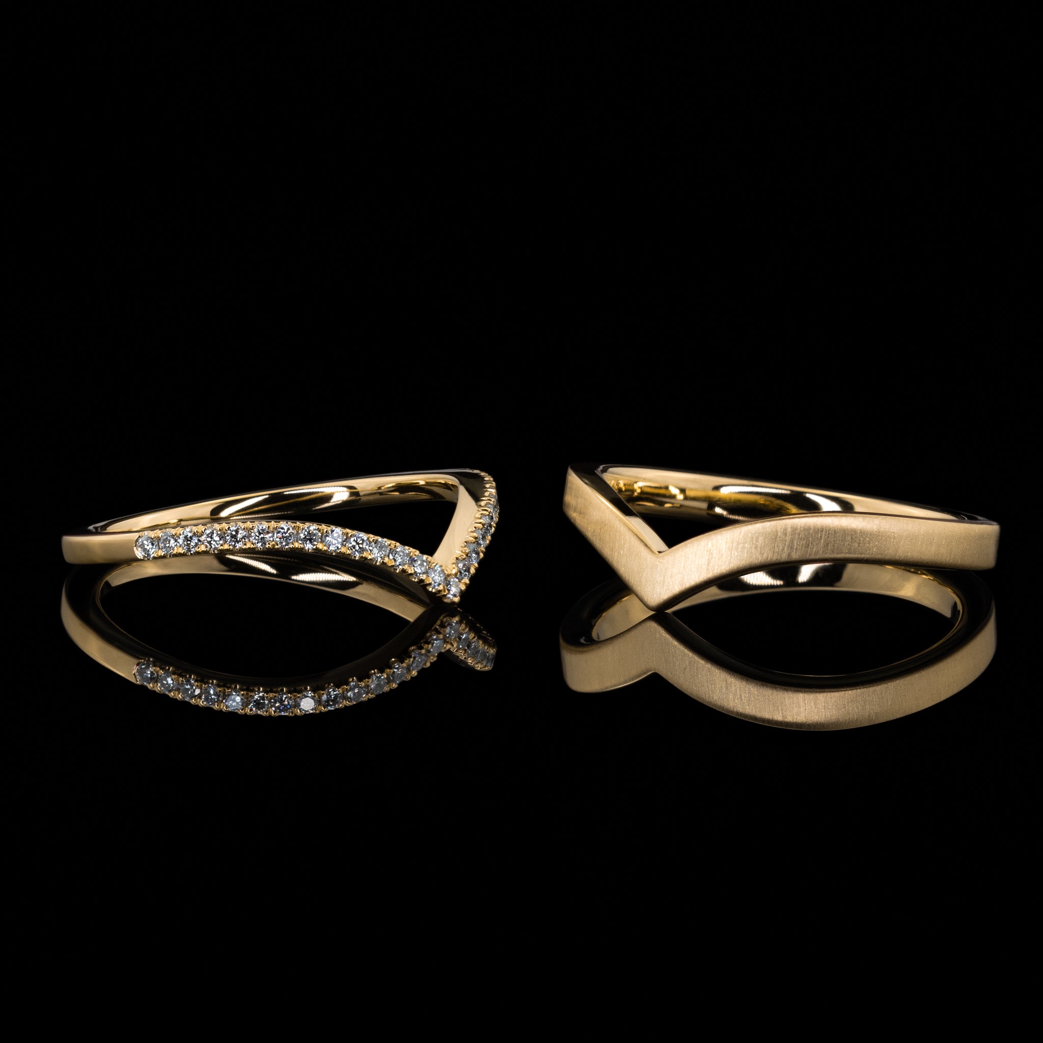 Ehering Vorsteckring Verlobungsring V-förmig Design Vivi von der Goldschmiede Goldzeit aus Nuernberg 18 Karat Gelbgold Kombination mit Design Vivienne