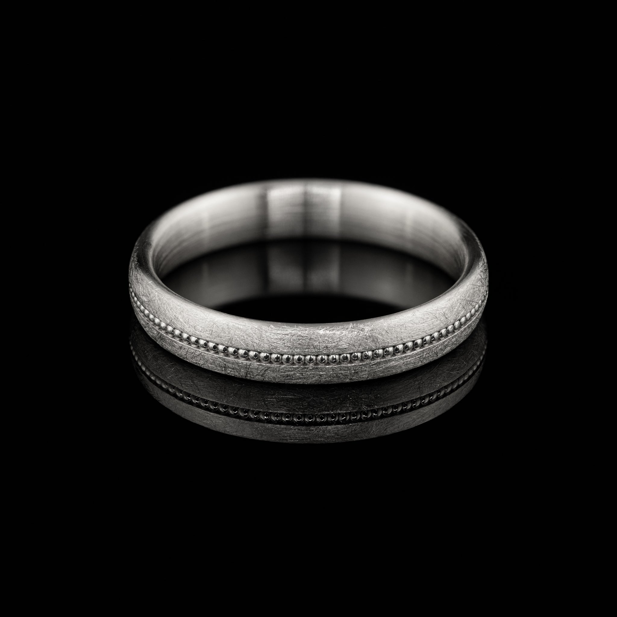 Goldzeit Ring Modell Elia, Ehering in eismatt mit Millegriffe, besonderer Vintage Ehering vom Goldschmied, Nürnberg, Platin