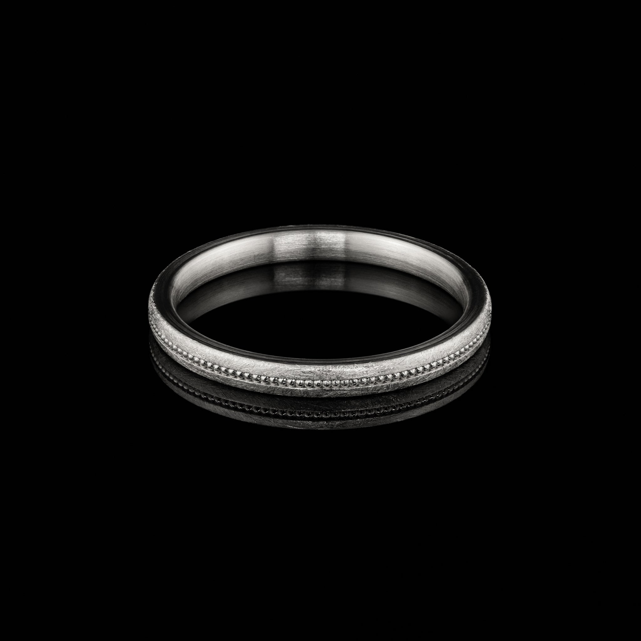 Goldzeit Ring Modell Elisa, schmaler Ehering in eismatt mit Millegriffe, besonderer Vintage Ehering vom Goldschmied, Platin