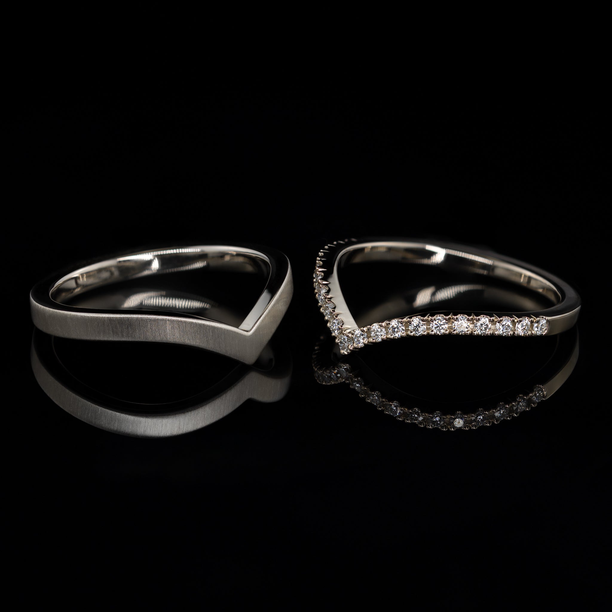 Ehering Vorsteckring Verlobungsring Design Vienna v-förmig vin der Goldschmiede Goldzeit in Nuernberg 18 Karat Weissgold mit Ring Vivienne