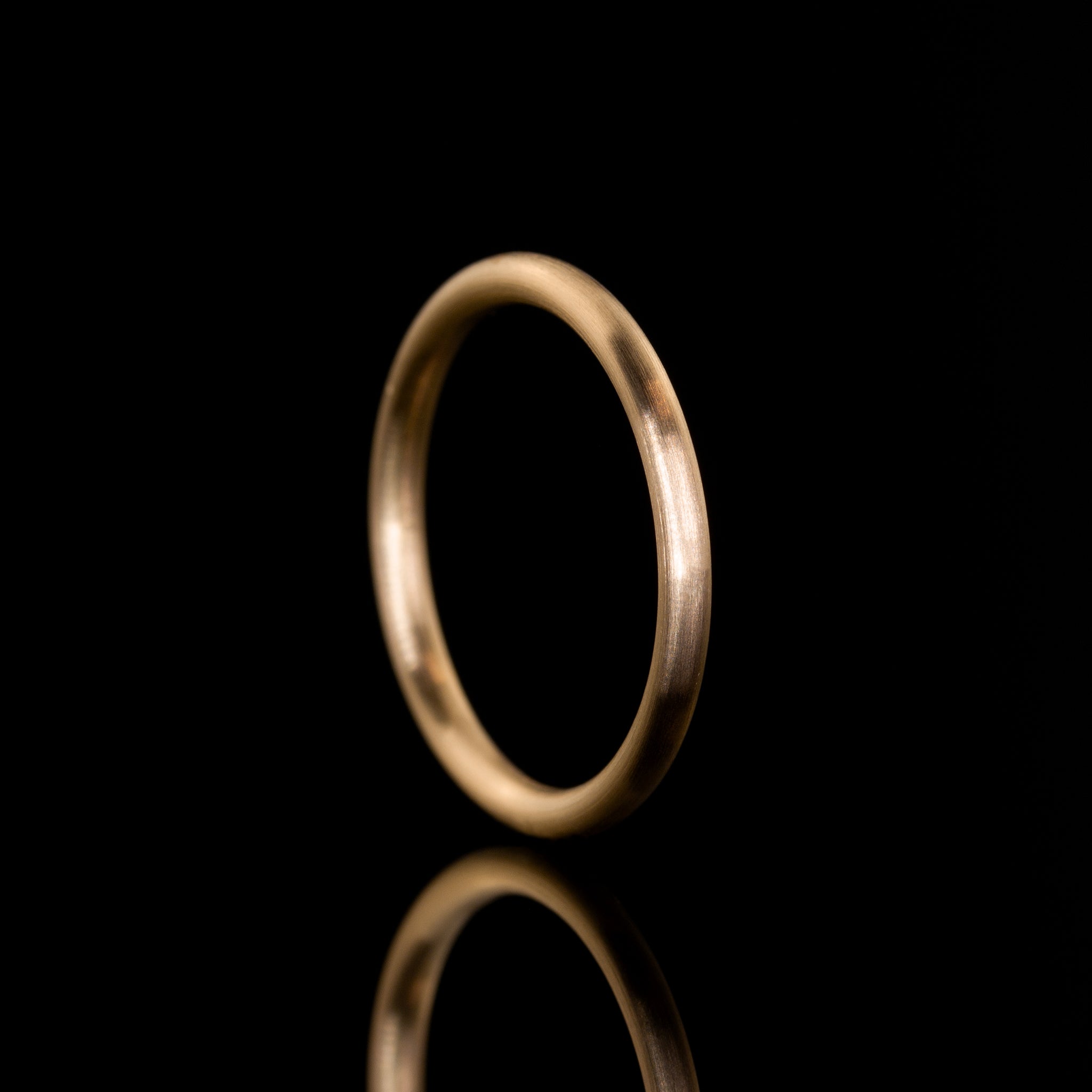 schlichter Ehering Design Finja rund stackbar von der Goldschmiede Goldzeit in Nuernberg 18 Karat Rosegold seidenmatt