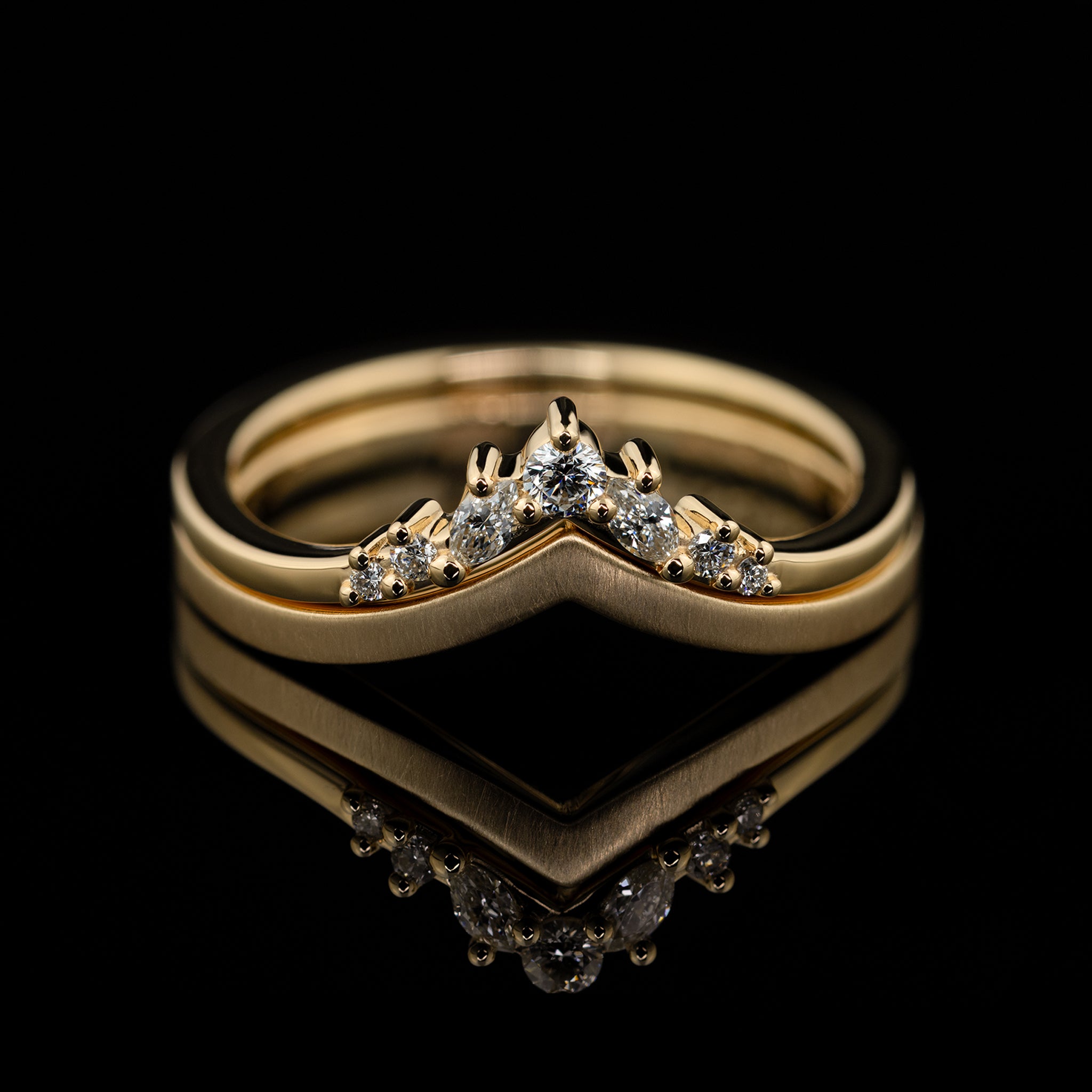 V-förmiger Ehering aus mattiertem Gelbgold, Modell Vivia von Goldzeit aus Nürnberg. Ringstacking mit Modell Riva