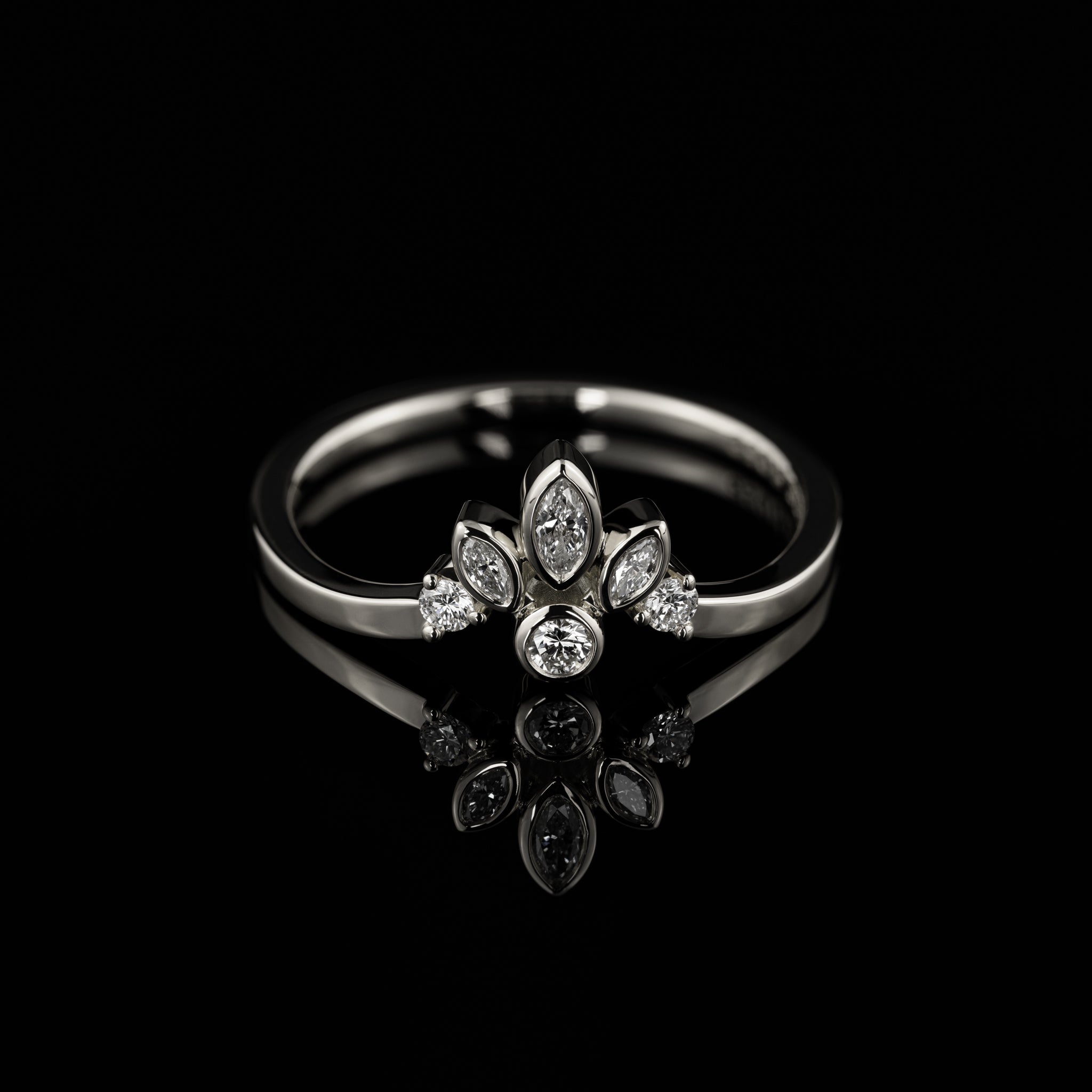Gelbgold Ehering Verlobungsring Krone Königlich Bespoke Einzigartig Individuell Goldzeit Nuernberg Hochzeit 01 Weissgold