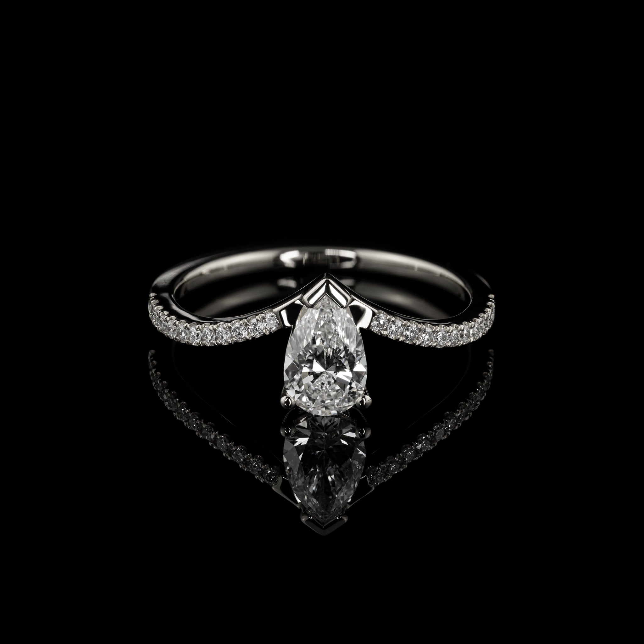 Goldzeit Ring Raya Verlobungsring Vorsteckring Ehering Tropfenform V-förmige Ringschiene Weissgold Frontalansicht