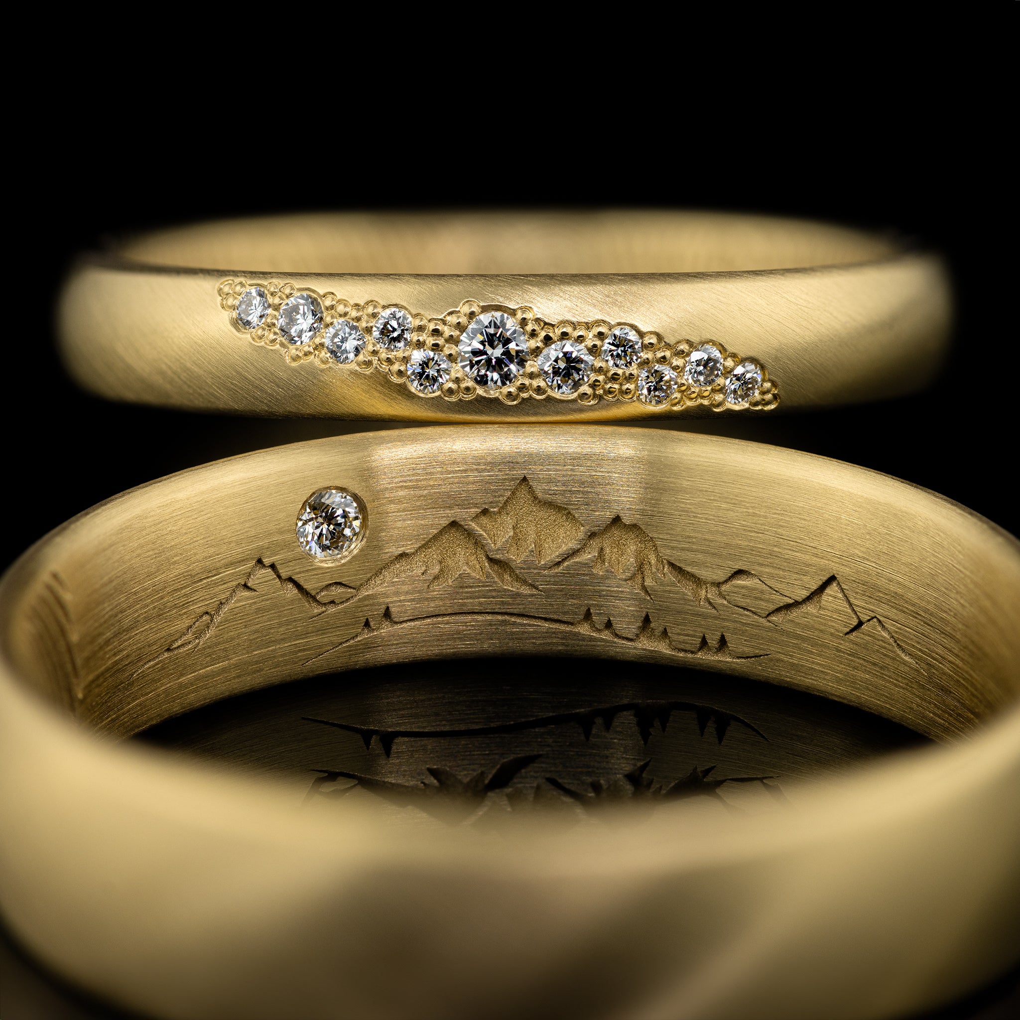ausgezeichneter Ehering, Damenring, Awardgewinner, Trauring Goldschmied des Jahres 2025, Dritter Platz, Steinwolke, ovaler Ring, Gelbgold, Nahaufnahme