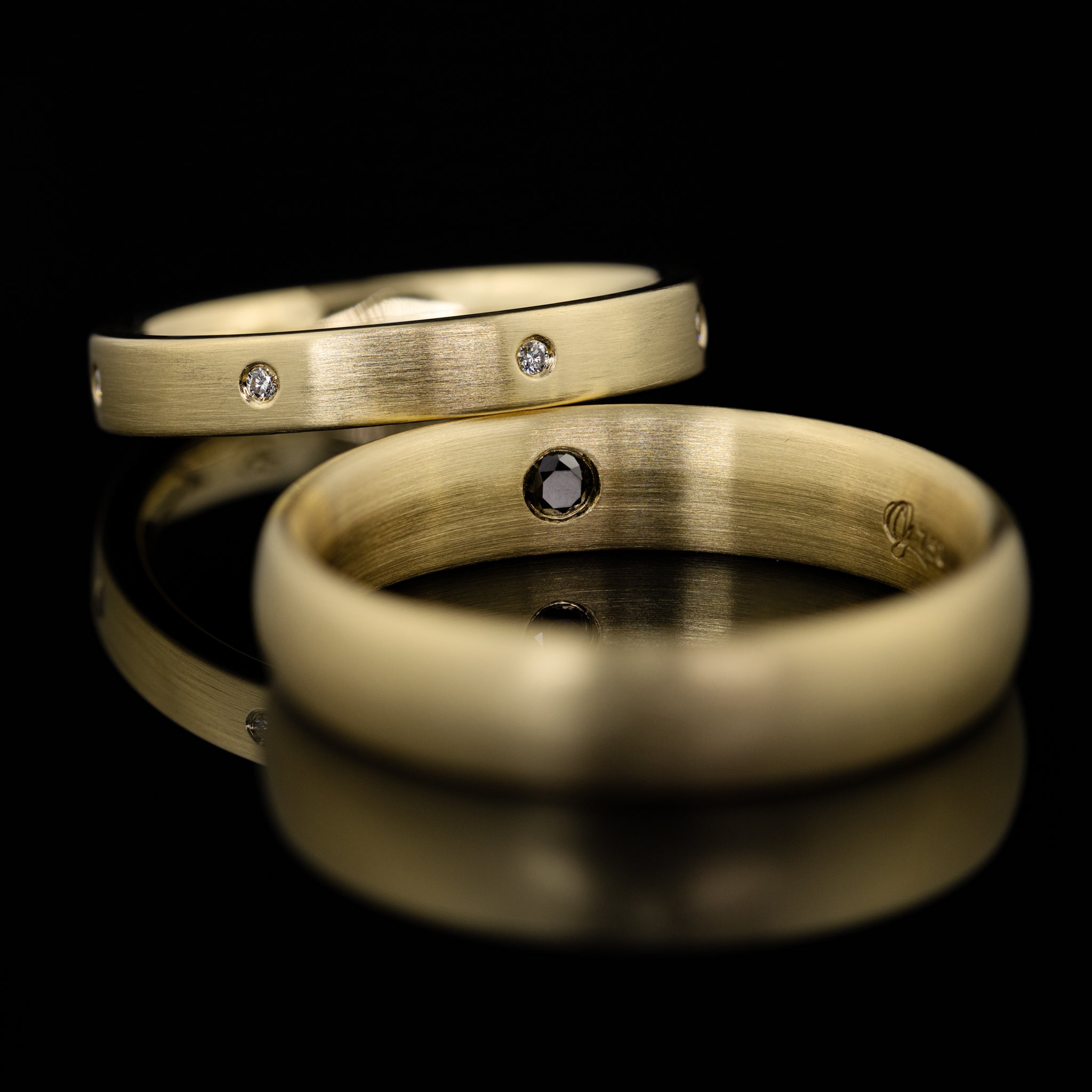 Eckiger Ehering mit Brillanten, längsmatt, minimalistisches Design von Goldzeit aus Nuernberg, Gelbgold, Trauringpaar