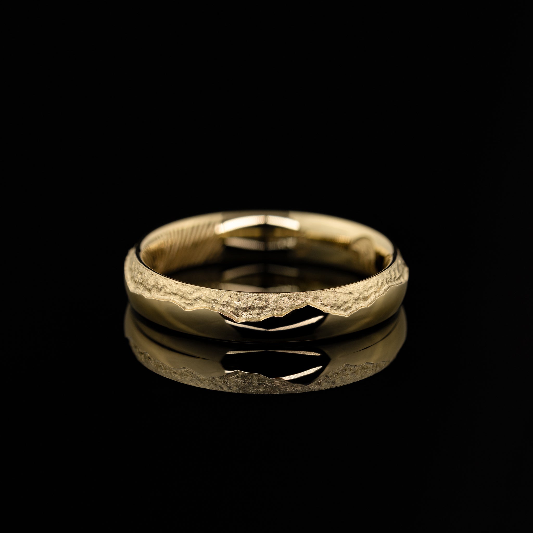 eleganter Damenring mit randlos gefräster Bergkontur, Gelbgold poliert, vom Goldschmied gefertigt