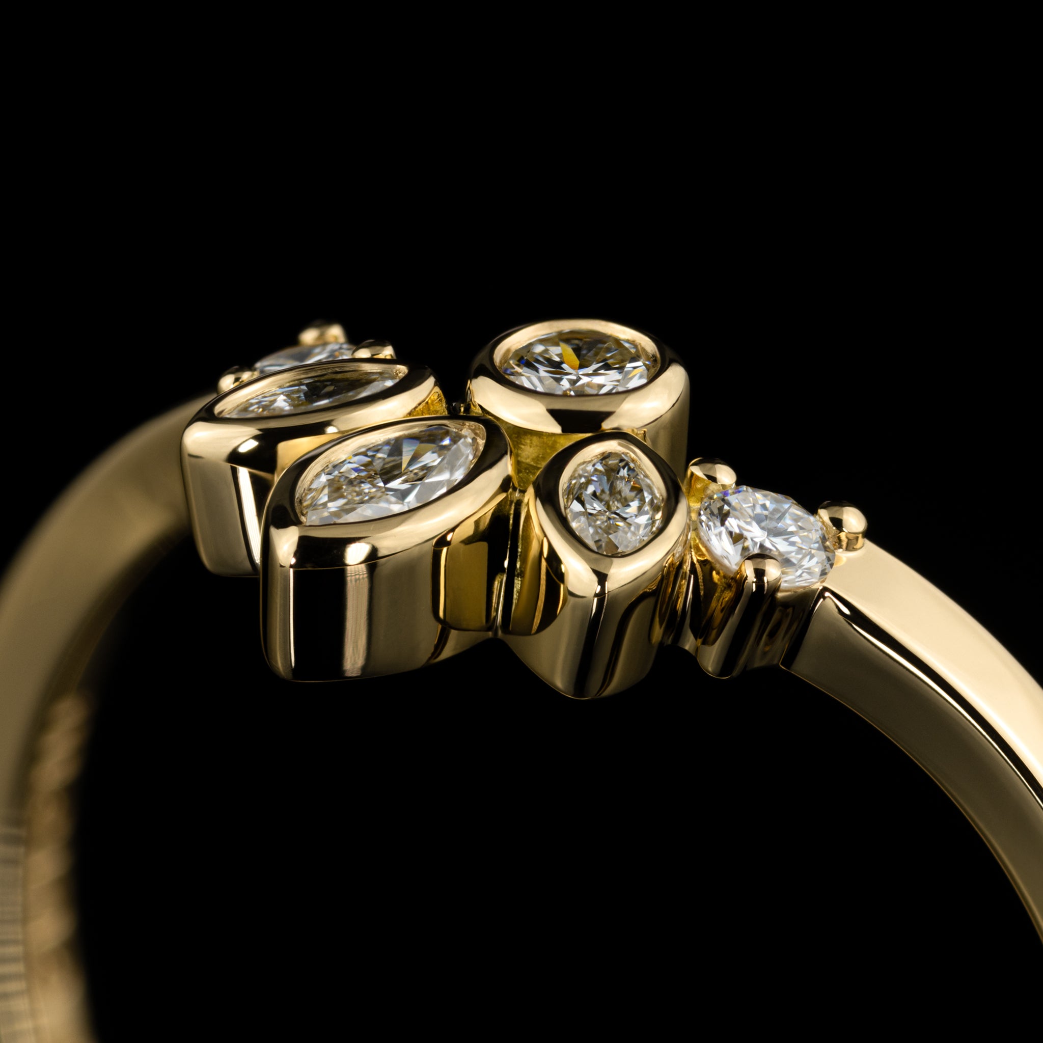 Gelbgold Ehering Verlobungsring Krone Königlich Bespoke Einzigartig Individuell Goldzeit Nuernberg Hochzeit 01 Gelbgold Nahaufnahme Steinbesatz