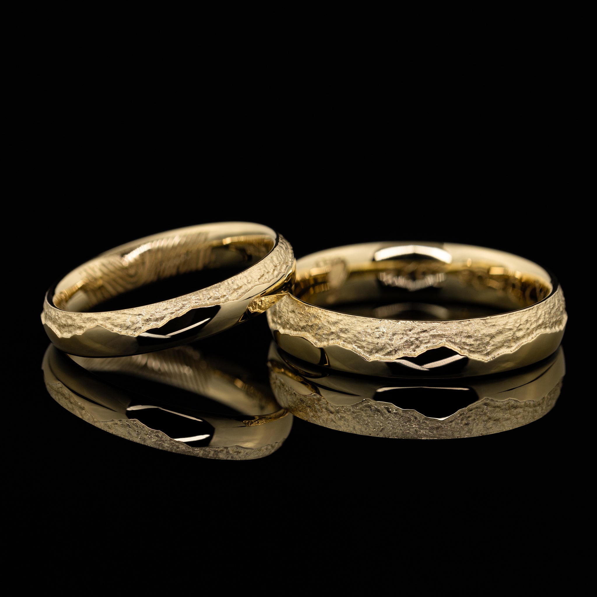 eleganter Damenring mit randlos gefräster Bergkontur, Gelbgold poliert, vom Goldschmied gefertigt, Kombination von Damen- und Herrenring