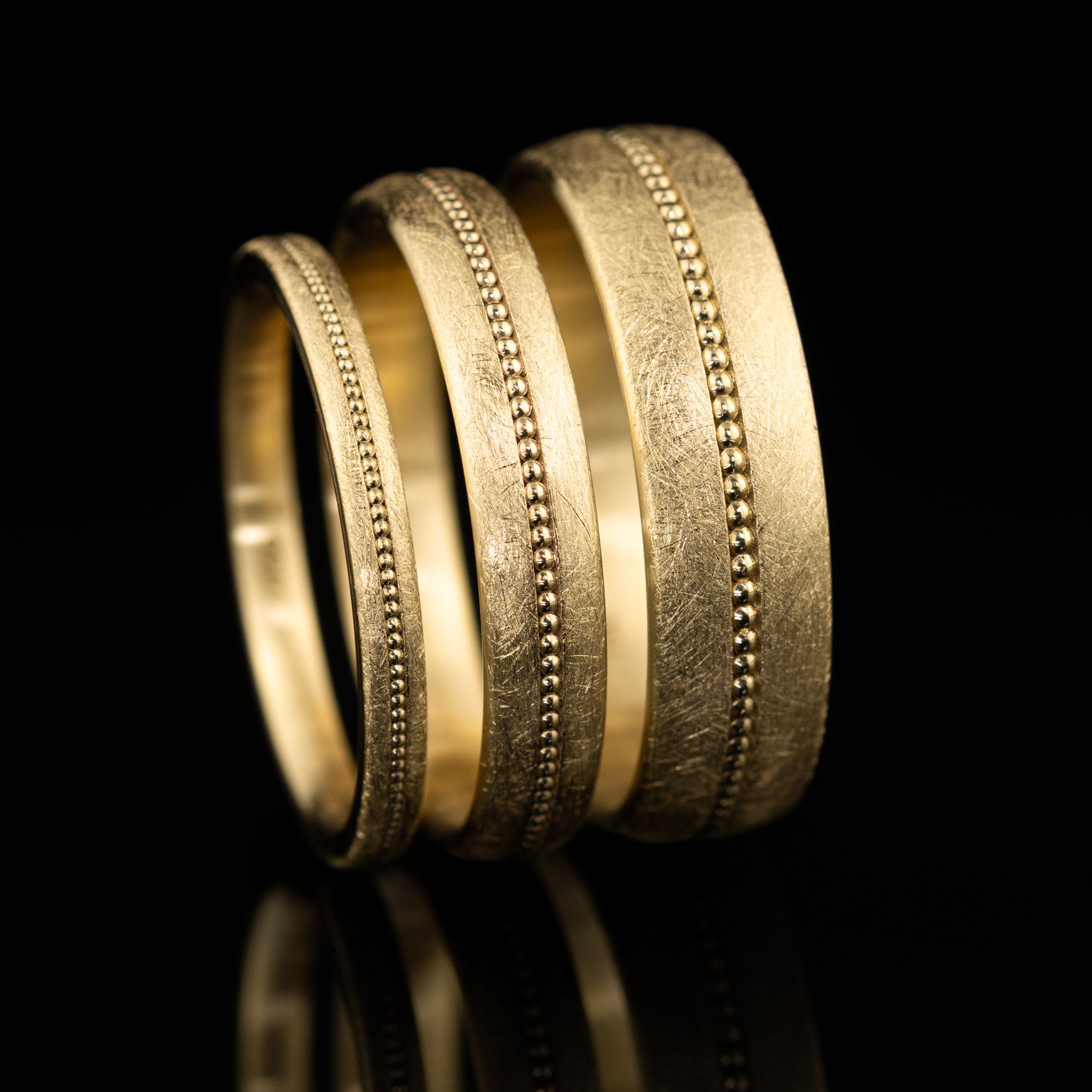 Goldzeit Ring Modell Elia, Ehering in eismatt mit Millegriffe, besonderer Vintage Ehering vom Goldschmied, Nürnberg, Gelbgold, Vergleich verschiedener Ringbreiten