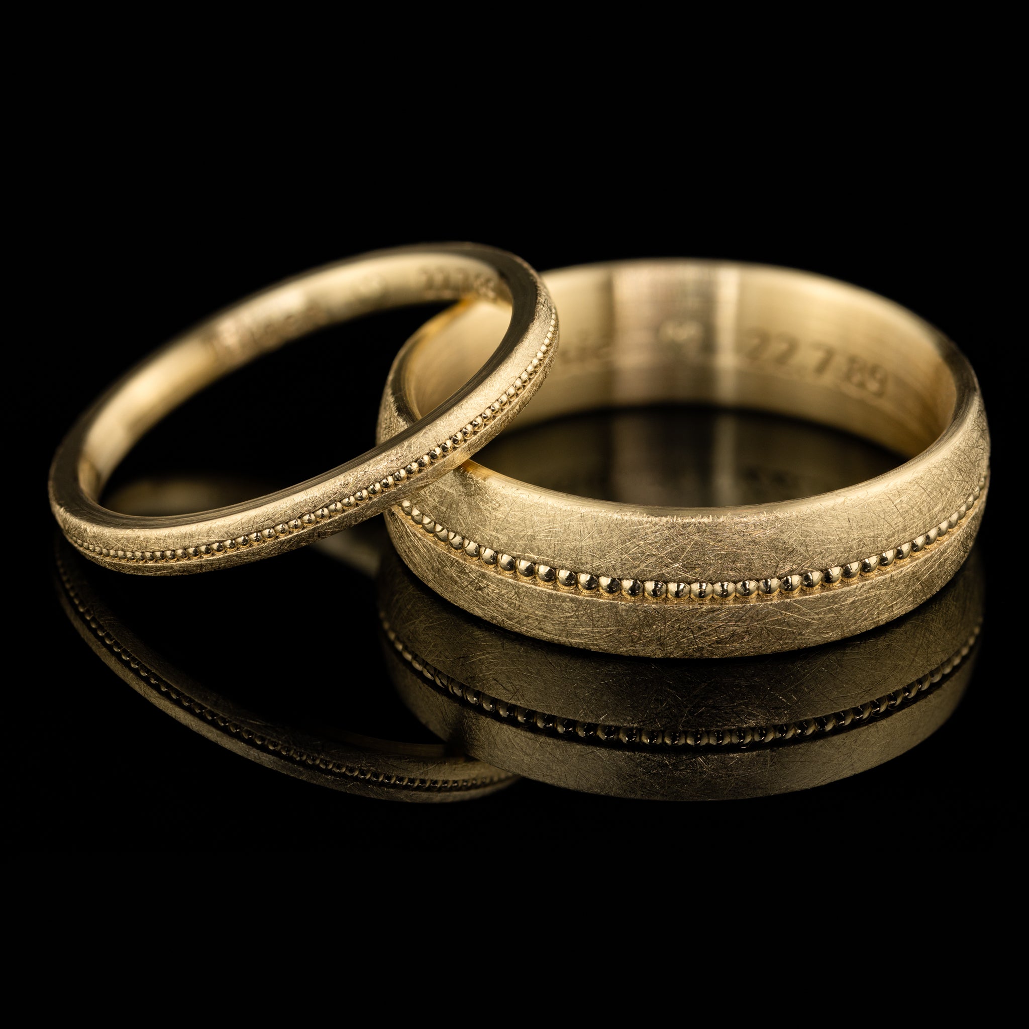 Goldzeit Ring Modell Elisa, schmaler Ehering in eismatt mit Millegriffe, besonderer Vintage Ehering vom Goldschmied, Gelbgold, Ringpaar