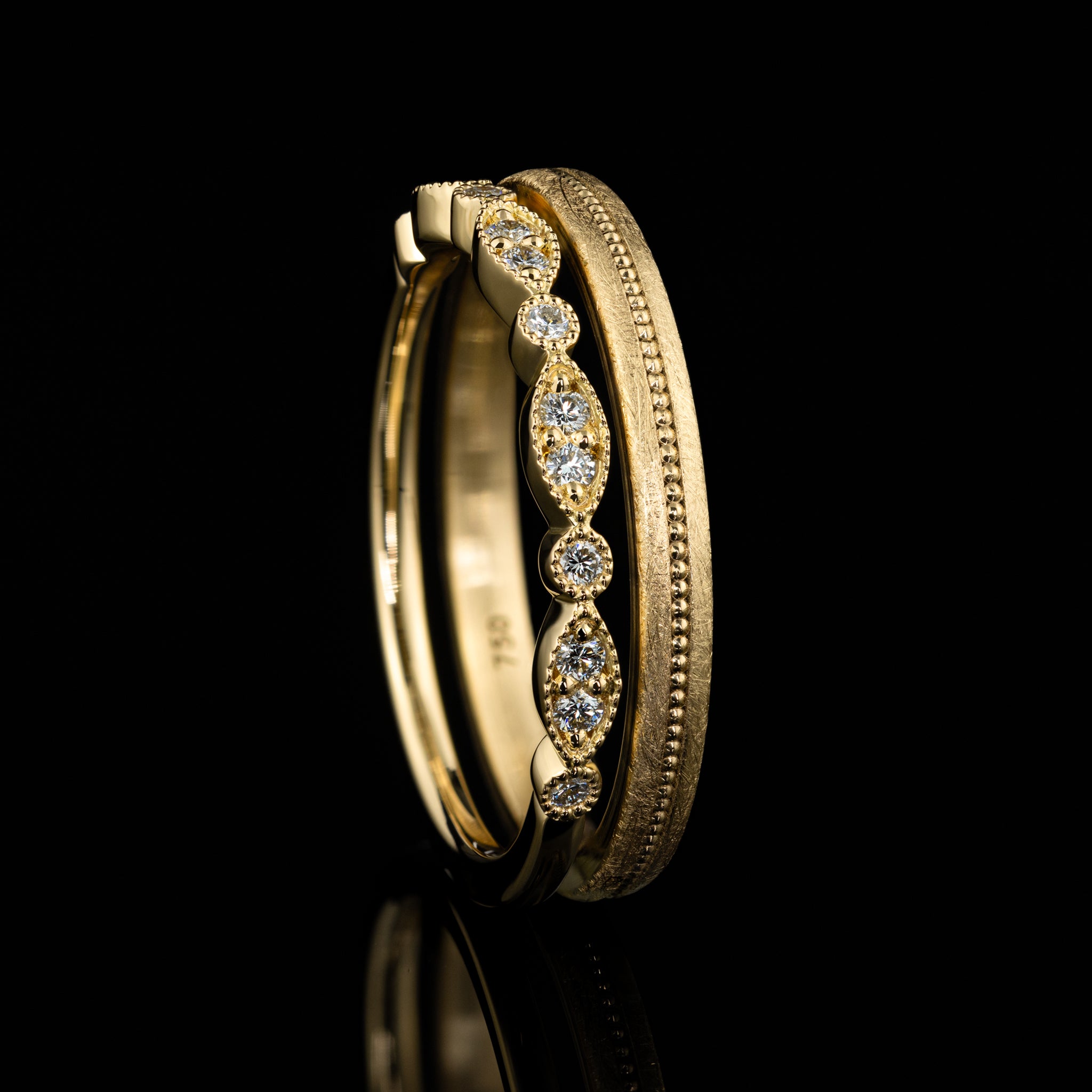 Goldzeit Ring Modell Elisa, schmaler Ehering in eismatt mit Millegriffe, besonderer Vintage Ehering vom Goldschmied, Gelbgold, Kombination mit Vorsteckring Liliana