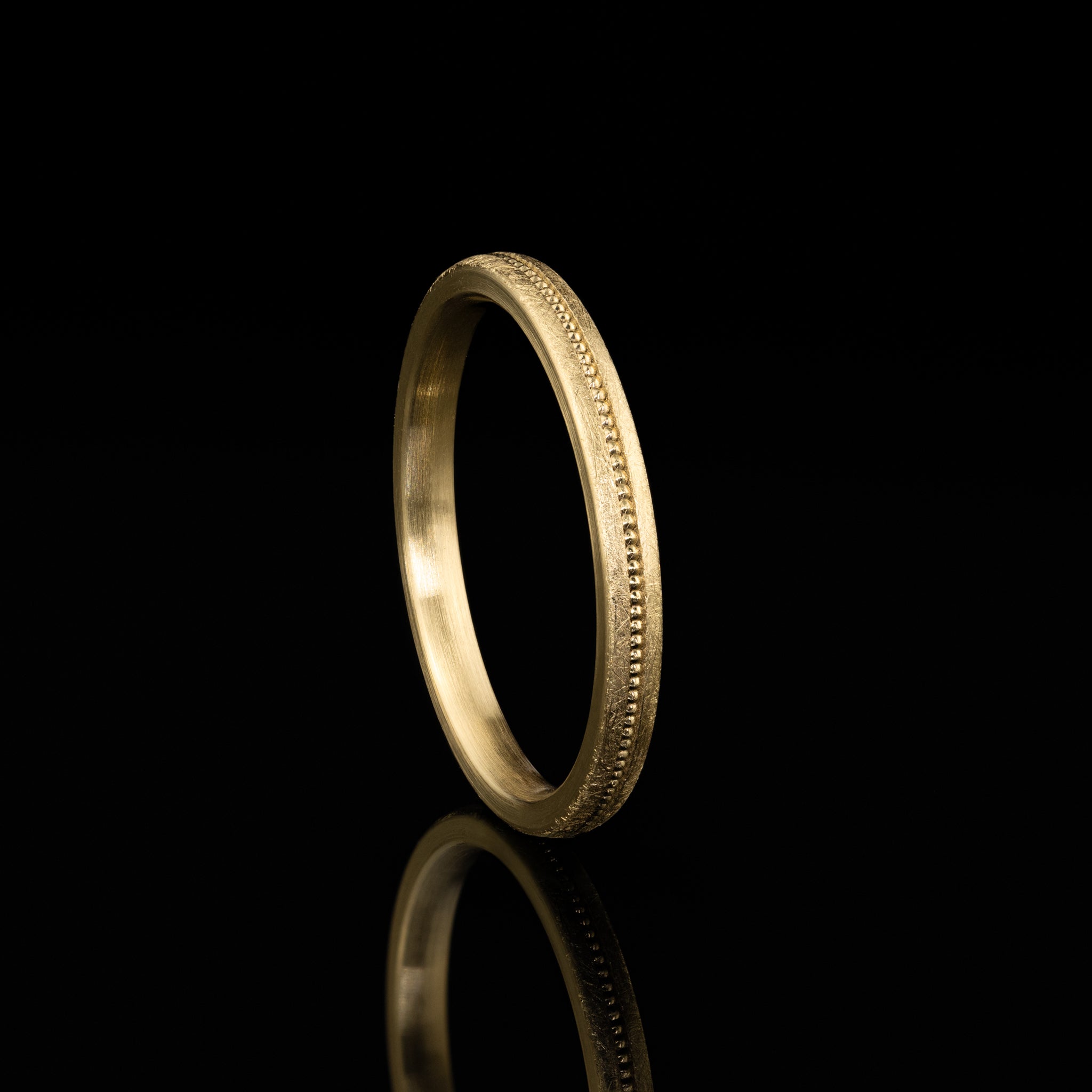 Goldzeit Ring Modell Elisa, schmaler Ehering in eismatt mit Millegriffe, besonderer Vintage Ehering vom Goldschmied, Gelbgold, Seitenansicht