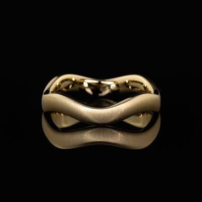 geschwungener Ehering mit sanften Wellen, organische Eleganz, Ehering von Goldzeit, Gelbgold