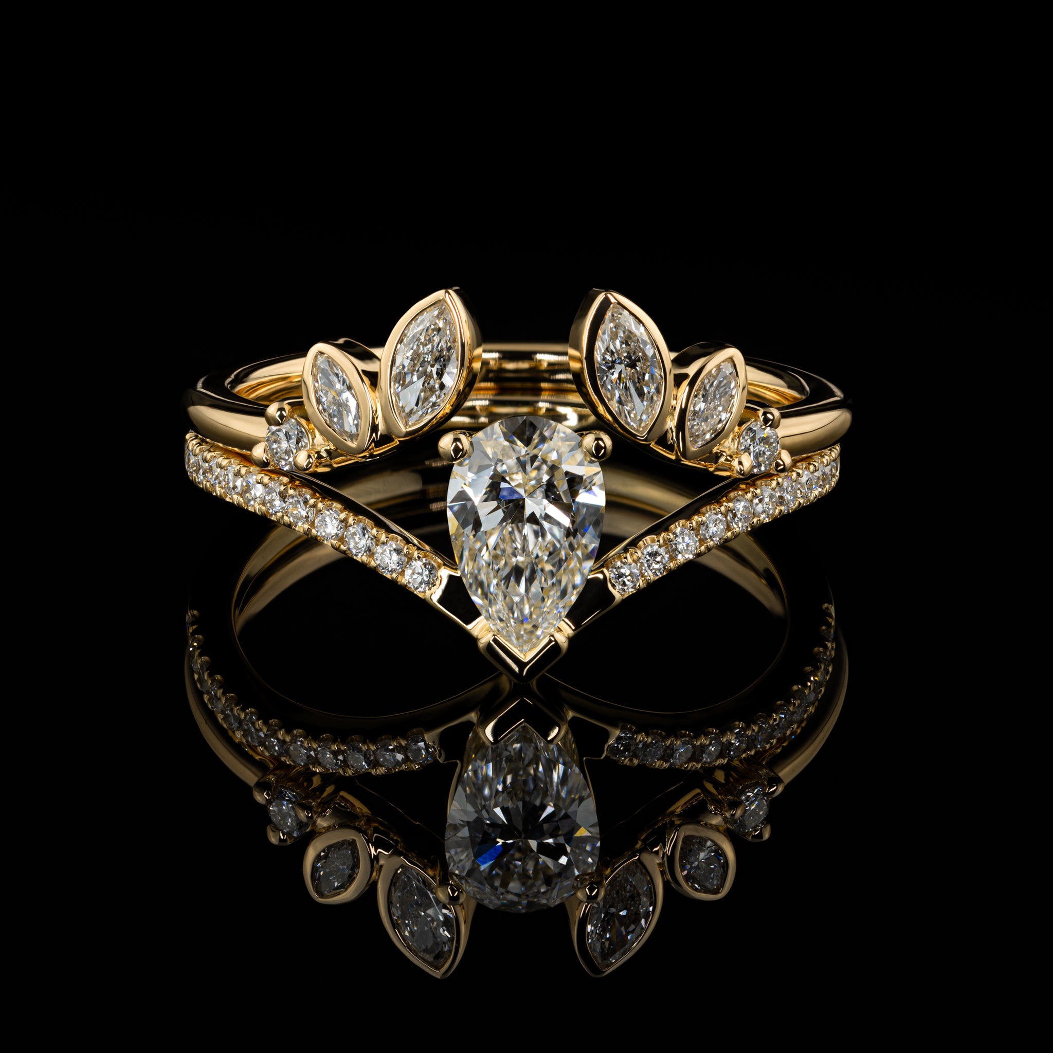 Besonderer Vorsteckring offene Ringschiene Diamant Labordiamant Goldzeit Goldschmied Nuernberg individuelle Anfertigung Gelbgold Kombination Modell Ilona und Modell Raya