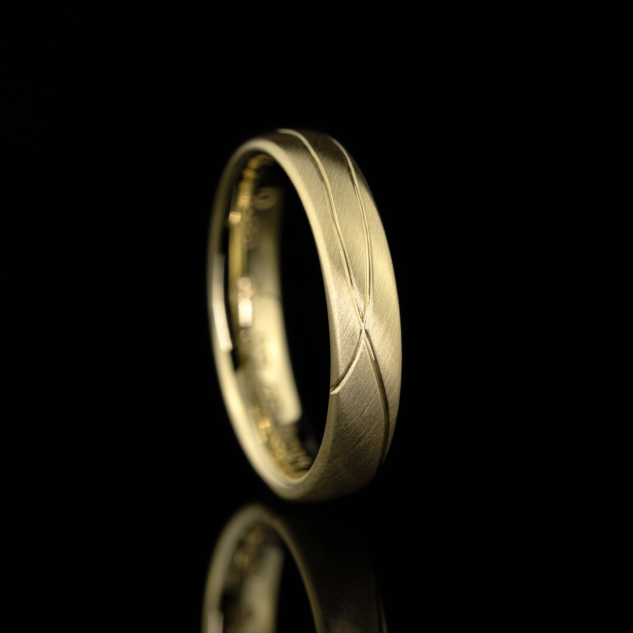 personalisierter Ehering für Männer in Gelbgold mit polierten Handlinien. Modell Jan von Goldzeit aus Nürnberg.