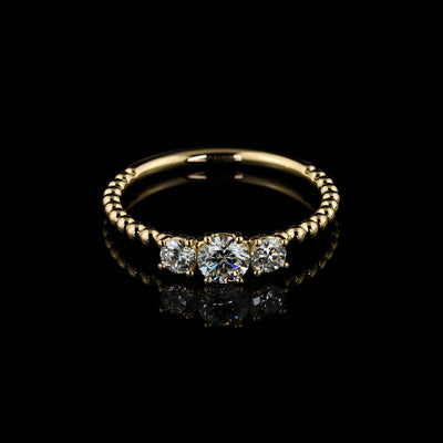 Gelbgold Matilda individueller Verlobungsring Kugelring Stackbar natuerliche labgrown Diamanten Goldzeit Nuernberg Goldschmied Frontalansicht