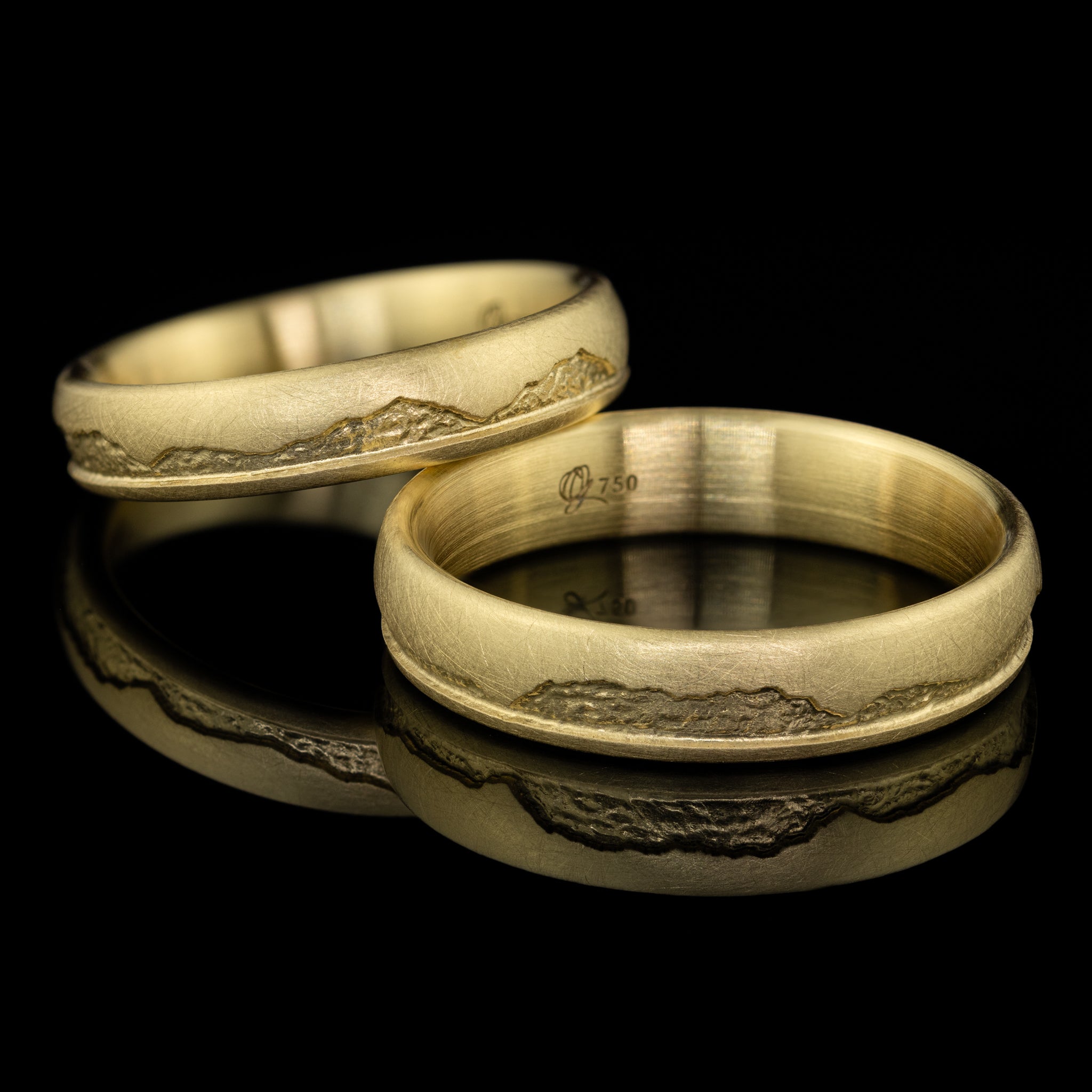 Seidenmattierter Ring mit gefräster Bergkontur, Gelbgold, vom Goldschmied gefertigt, Kombination von Damen- und Herrenring