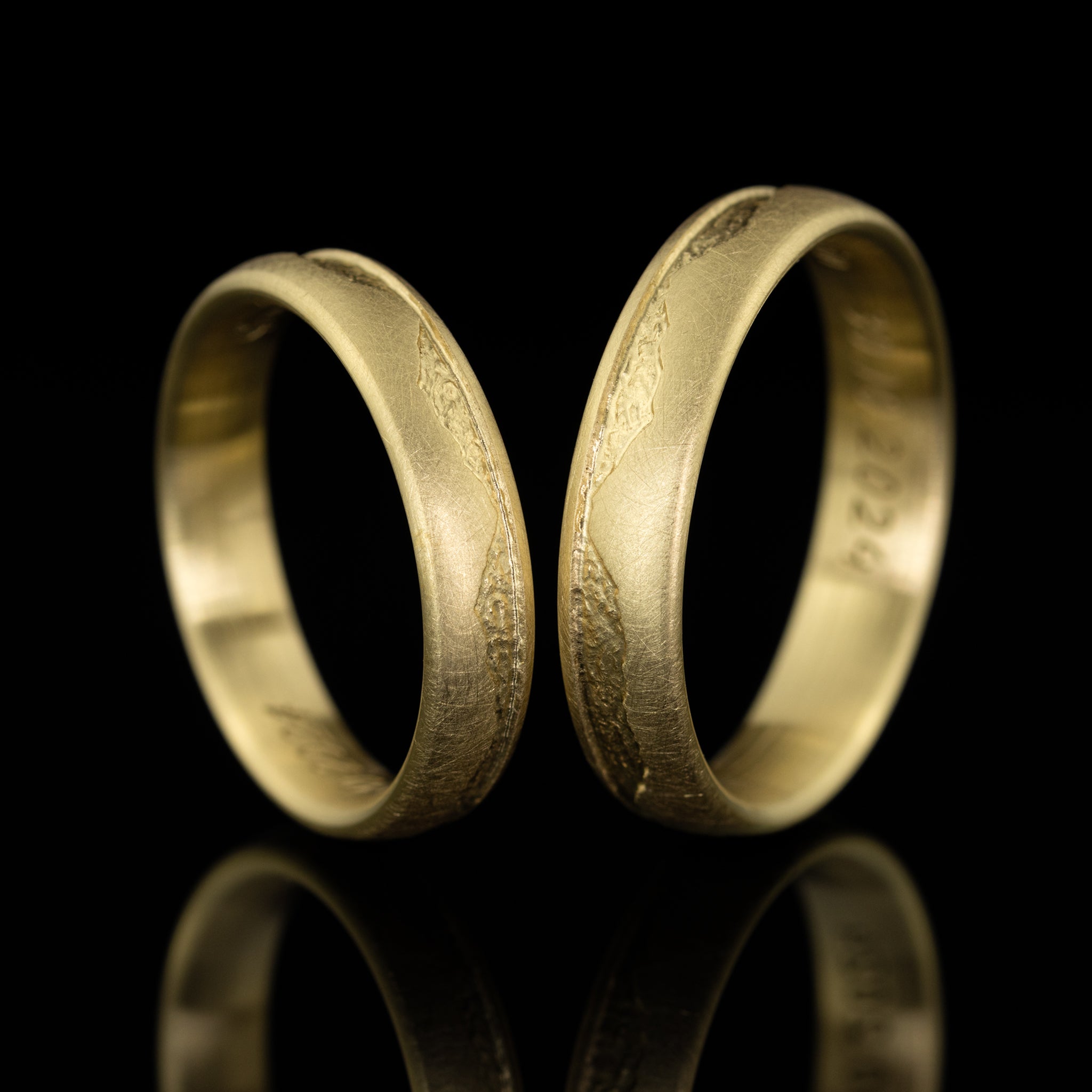Seidenmattierter Ring mit gefräster Bergkontur, Gelbgold, vom Goldschmied gefertigt, Kombination von Damen- und Herrenring
