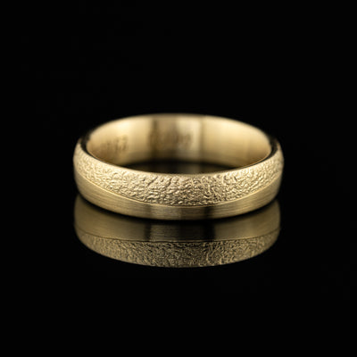 Gelbgold Miguel Sinuswelle Fräsung besondere Eheringe Trauringe Goldzeit Nuernberg Goldschmied Vorderansicht