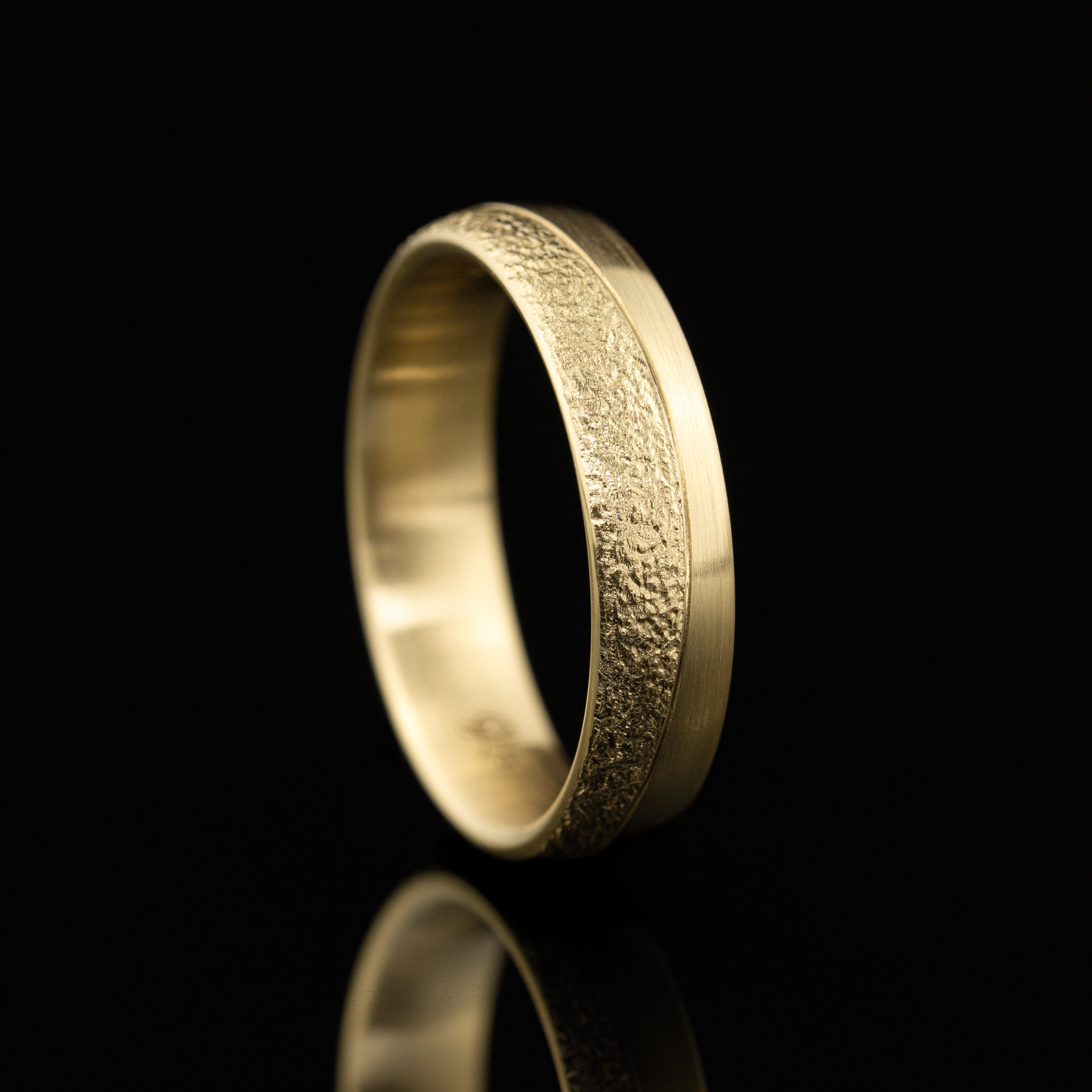 Gelbgold Miguel Sinuswelle Fräsung besondere Eheringe Trauringe Goldzeit Nuernberg Goldschmied Seitenansicht