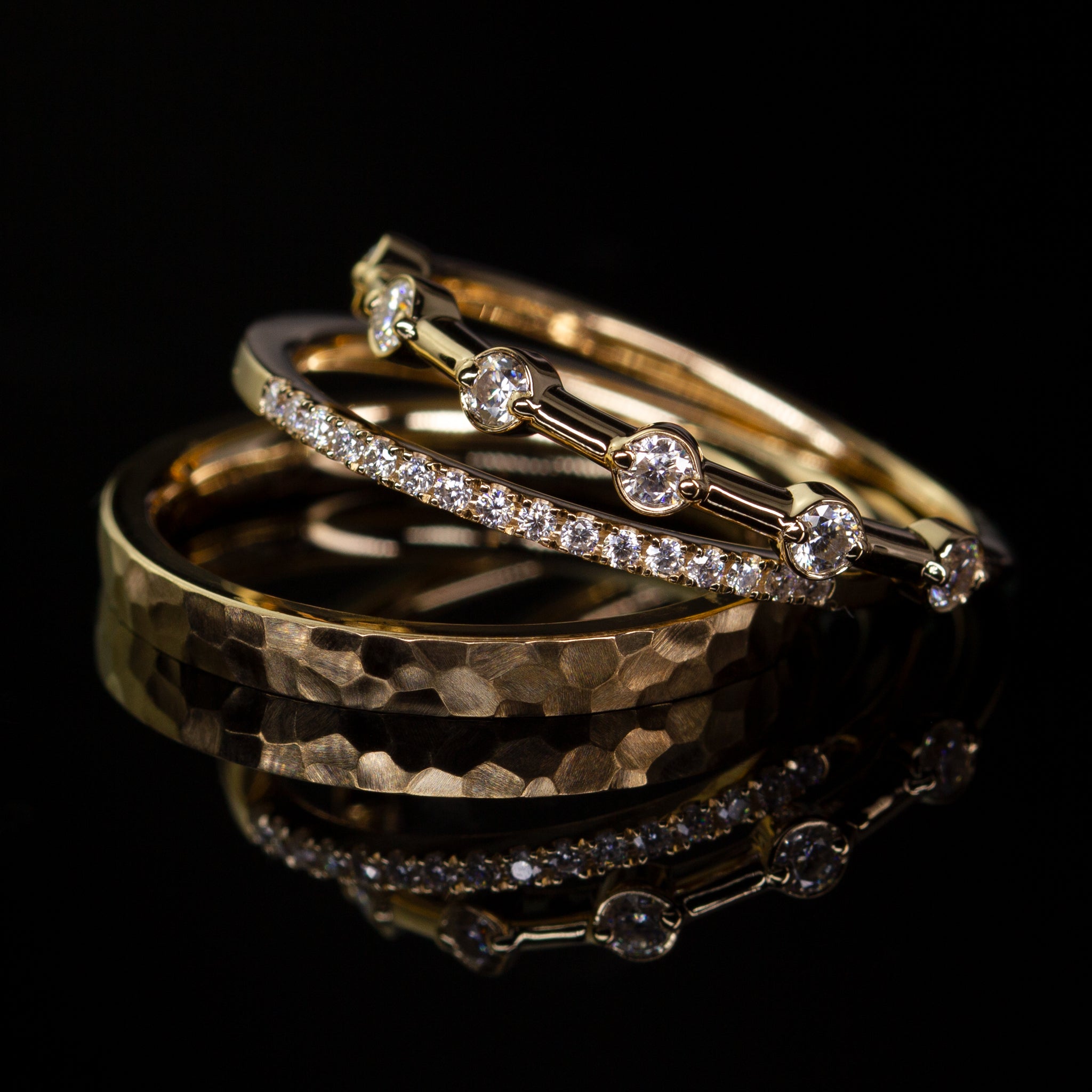 Ehering Vorsteckring Verlobungsring Schmuckring Distanzring Design Nala von Goldzeit Goldschmiede aus Nuernberg 18Karat Gelbgold Ringstacking Ring Annika und Ehering mit Hammerschlag