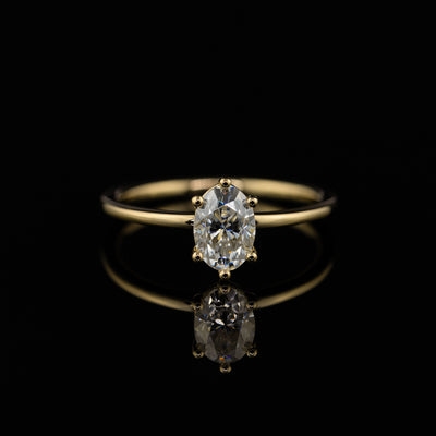 schlichter Verlobungsring mit ovalem Mittelstein, keine Seitensteine, moderner Solitär aus Gelbgold mit Vintage-Vibe, individuell handgefertigt vom Goldschmiedemeister in der Goldschmiede Goldzeit in Nürnberg. Material: klassisches Gelbgold, intern auch Honiggold genannt, beliebteste Farbe für Verlobungsringe und Eheringe