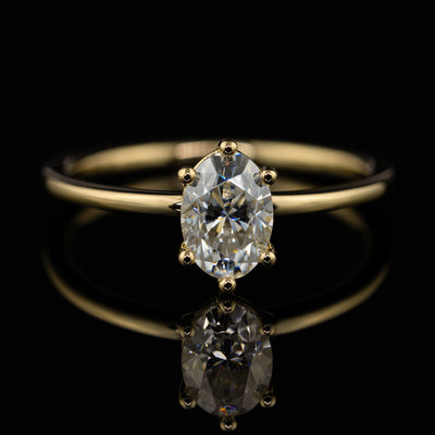 schlichter Verlobungsring mit ovalem Mittelstein, keine Seitensteine, moderner Solitär aus Gelbgold mit Vintage-Vibe, individuell handgefertigt vom Goldschmiedemeister in der Goldschmiede Goldzeit in Nürnberg