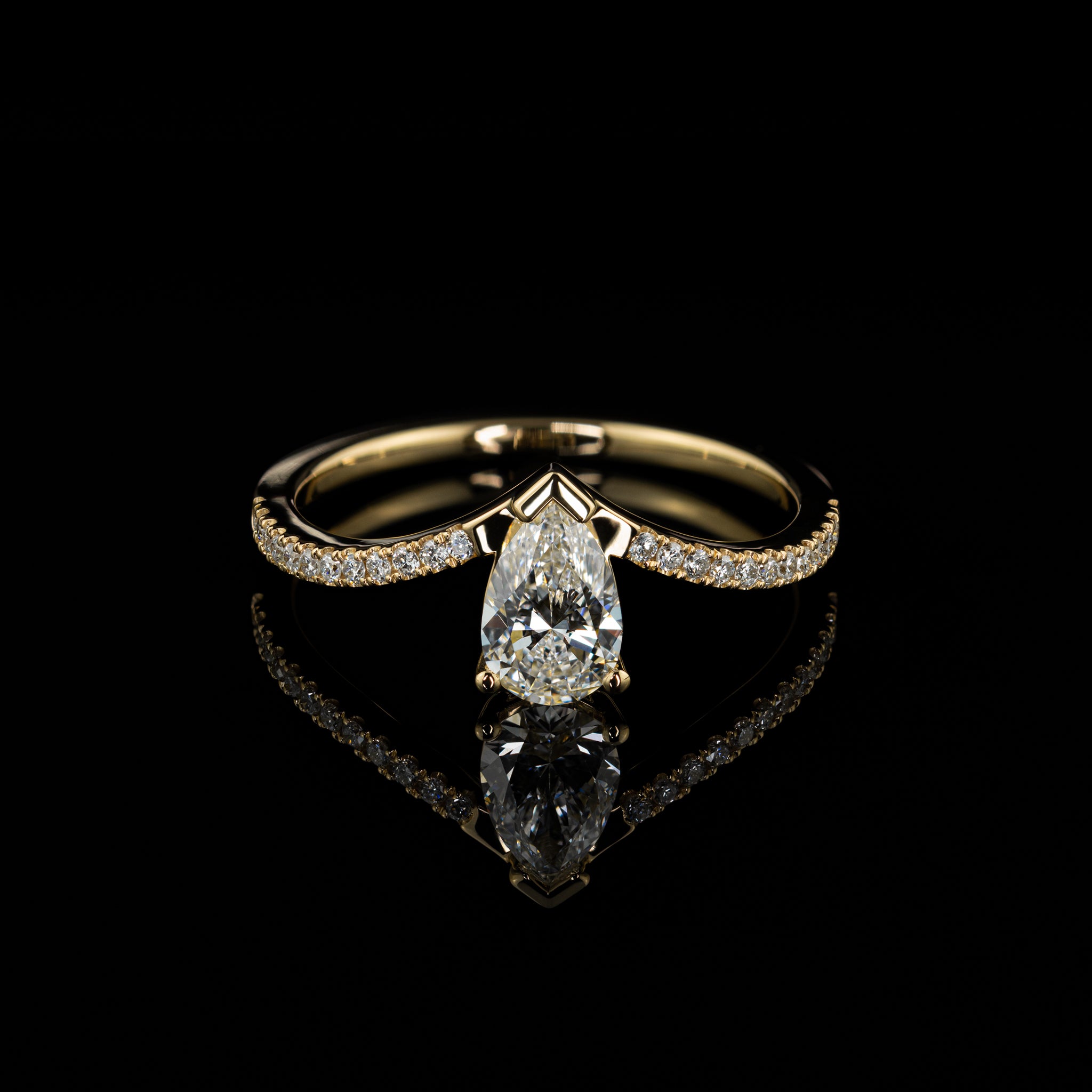 Goldzeit Ring Raya Verlobungsring Vorsteckring Ehering Tropfenform V-förmige Ringschiene Honiggold Frontalansicht