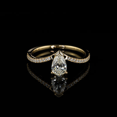 Goldzeit Ring Raya Verlobungsring Vorsteckring Ehering Tropfenform V-förmige Ringschiene Honiggold Frontalansicht