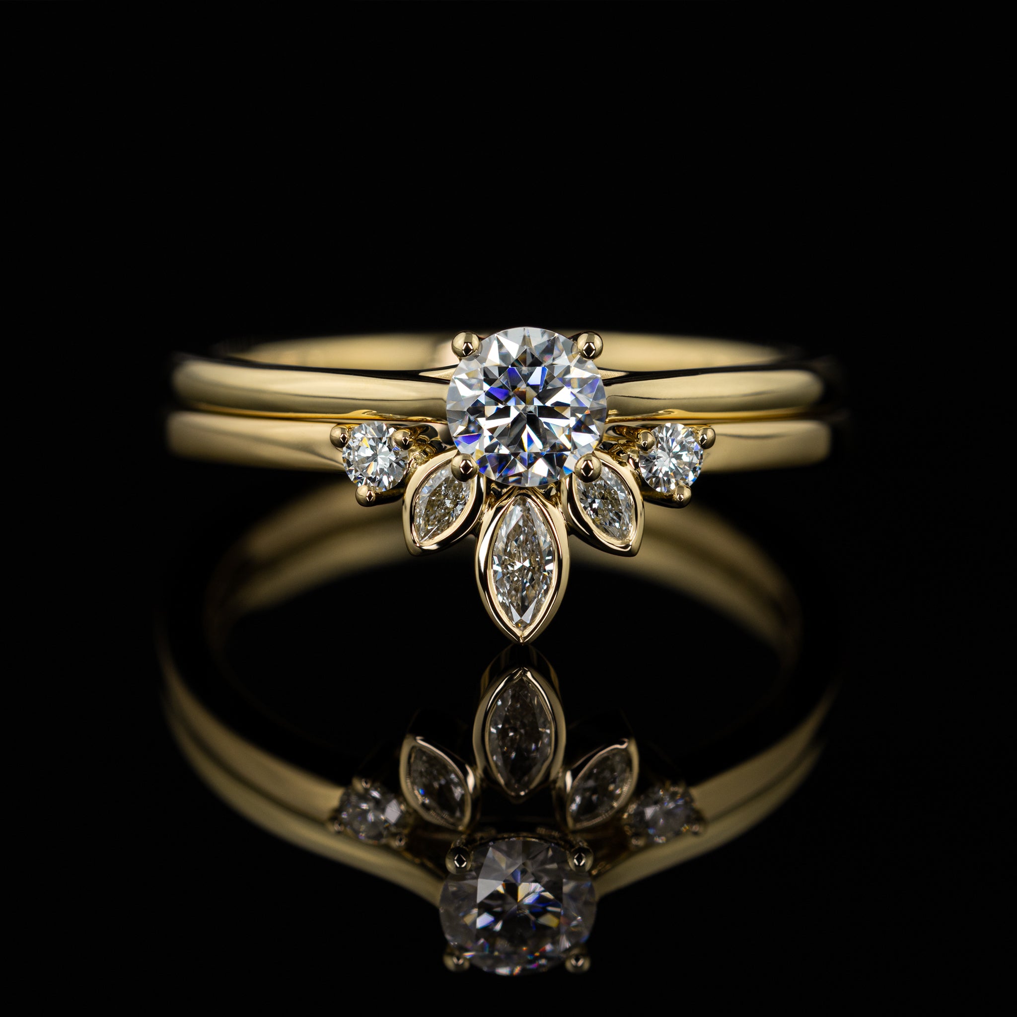 außergewöhnlicher Vorsteckring mit drei navetteförmigen Mittelsteinen in Zargenfassung, eingerahmt von zwei Brillanten, Gelbgold poliert, handgearbeitet vom Goldschmied, in Kombination mit einem Solitaire