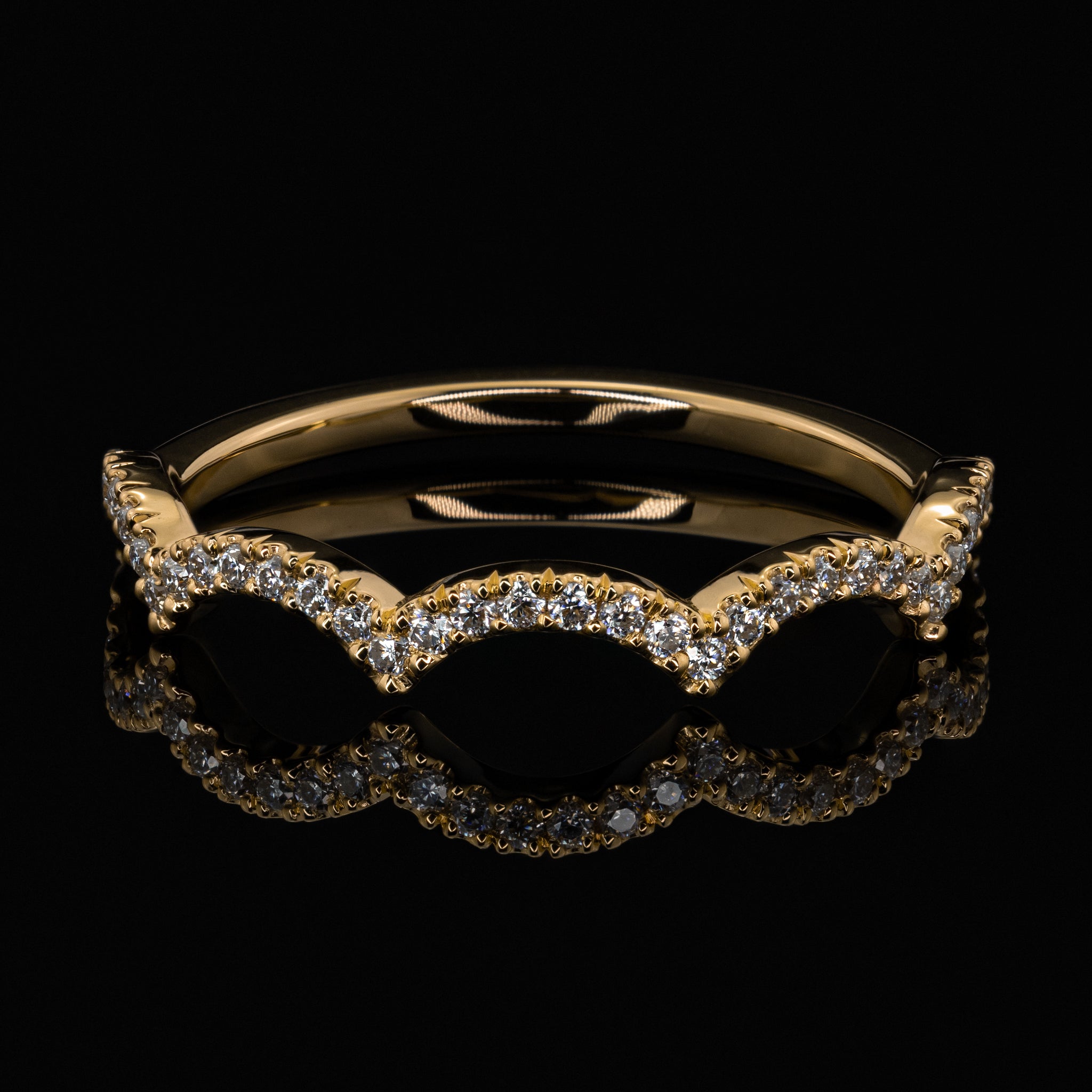 besonderer Ehering Trauring Vorsteckring in gewellter Form von der Goldschmiede Goldzeit aus Nuernberg Gelbgold Detailaufnahme frontal