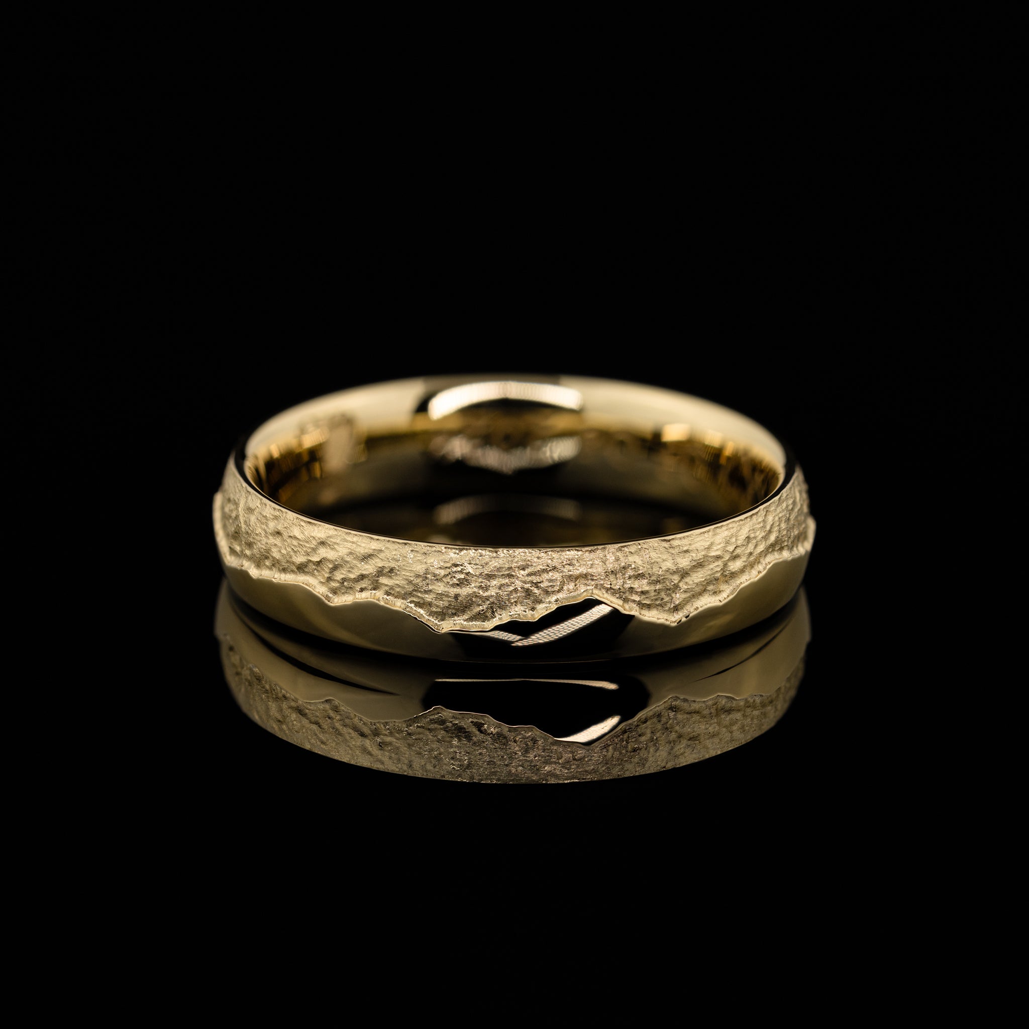 eleganter Herrenring mit randlos gefräster Bergkontur, Gelbgold poliert, vom Goldschmied gefertigt
