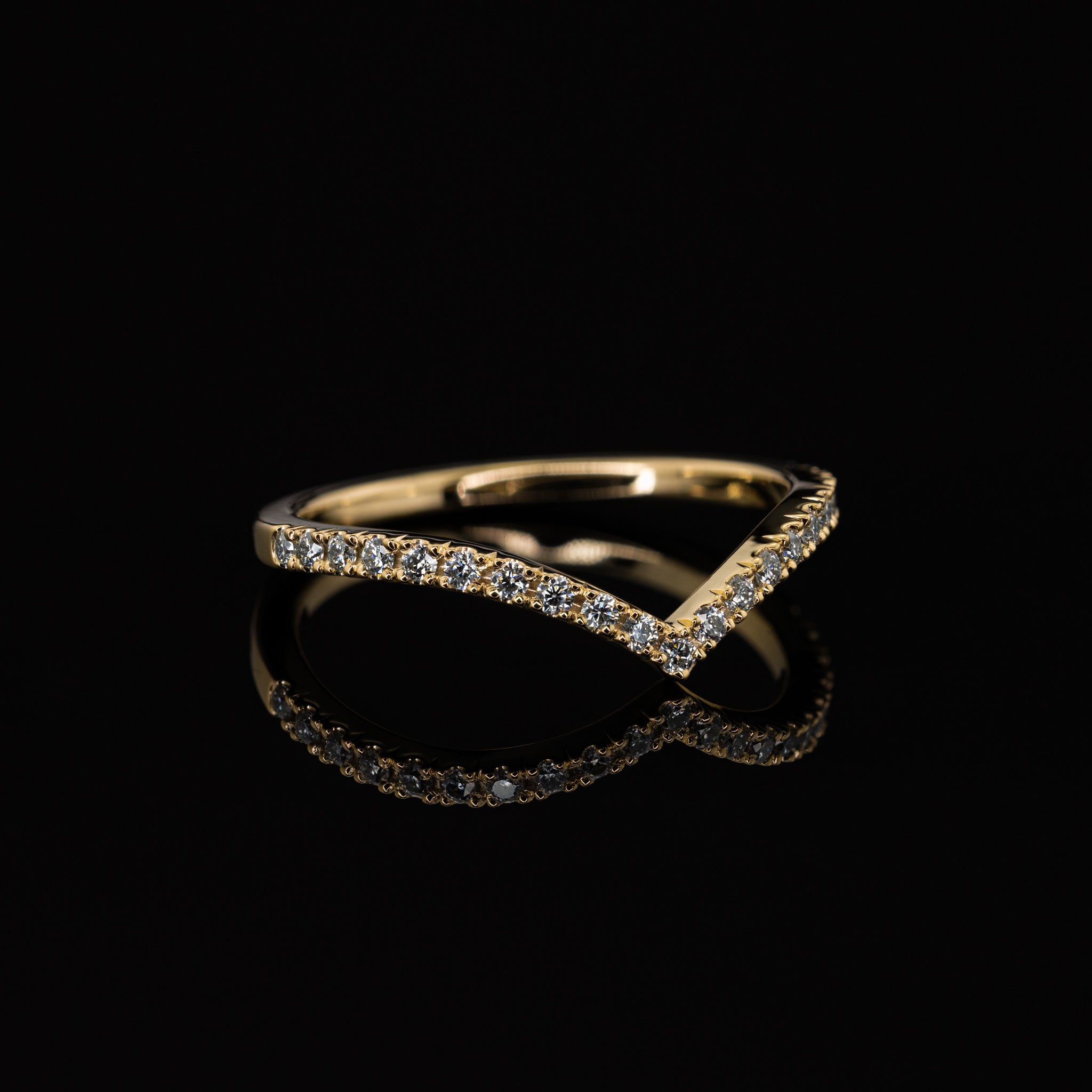 Ehering Vorsteckring Verlobungsring Design Vienna v-förmig vin der Goldschmiede Goldzeit in Nuernberg 18 Karat Gelbgold seitliche Detailaufnahme