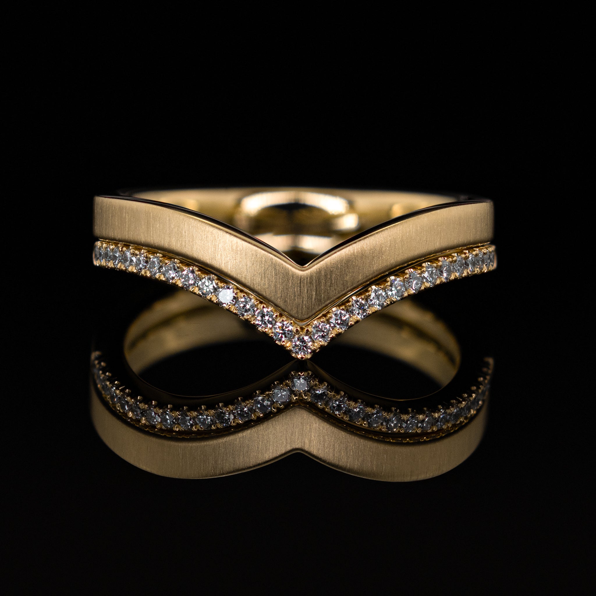 Ehering Vorsteckring Verlobungsring Design Vienna v-förmig vin der Goldschmiede Goldzeit in Nuernberg 18 Karat Gelbgold Kombination mit Ring Vivienne