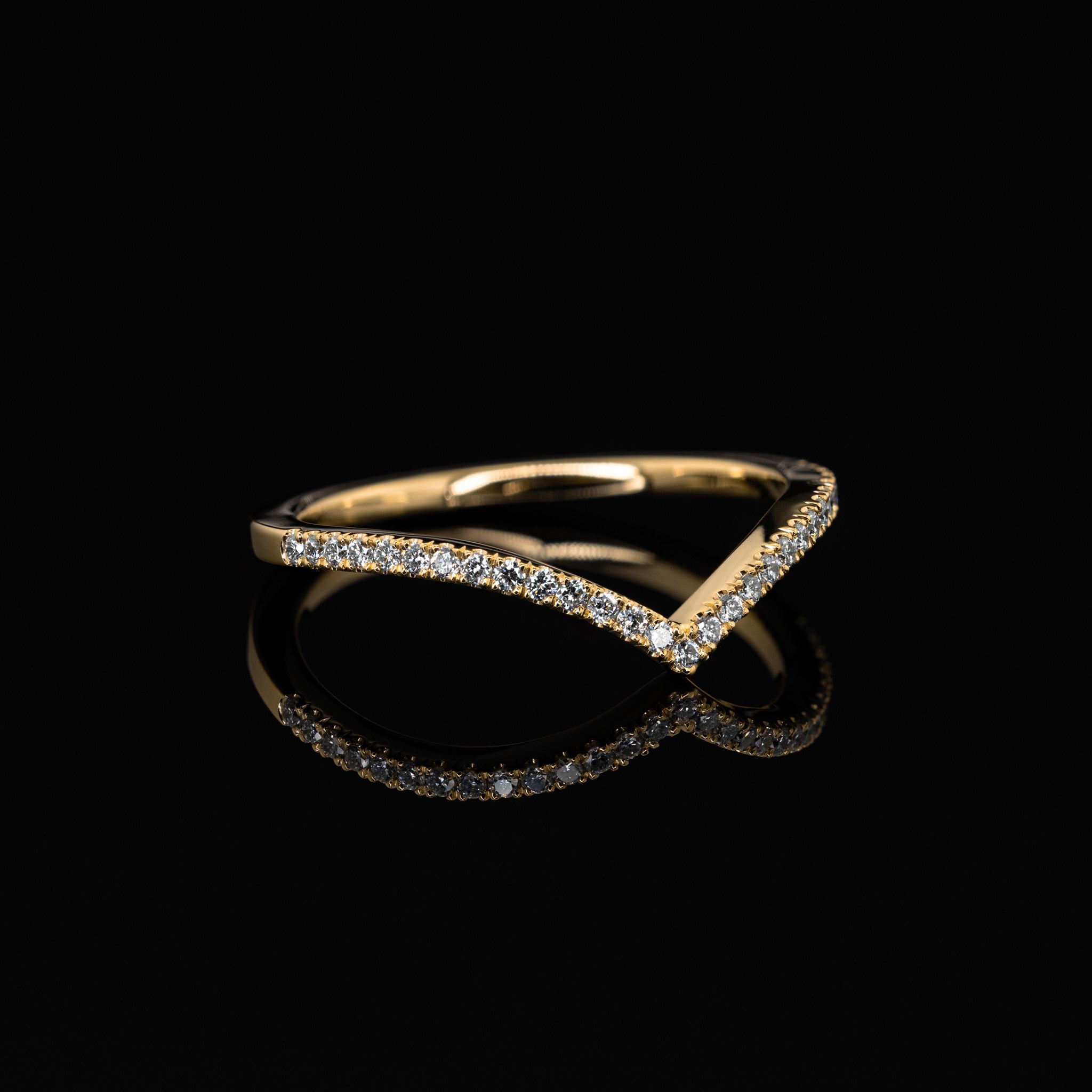 Ehering Vorsteckring Verlobungsring V-förmig Design Vivi von der Goldschmiede Goldzeit aus Nuernberg 18 Karat Gelbgold Seitliche Aufnahme