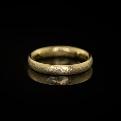 Damenring mit kleinem runden Hammerschlag, besonderer Ehering von der Goldschmiede Goldzeit in Nuernberg Gelbgold