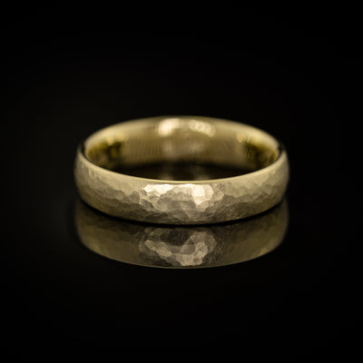 Herrenring mit kleinem runden Hammerschlag, besonderer Ehering von der Goldschmiede Goldzeit in Nuernberg Gelbgold