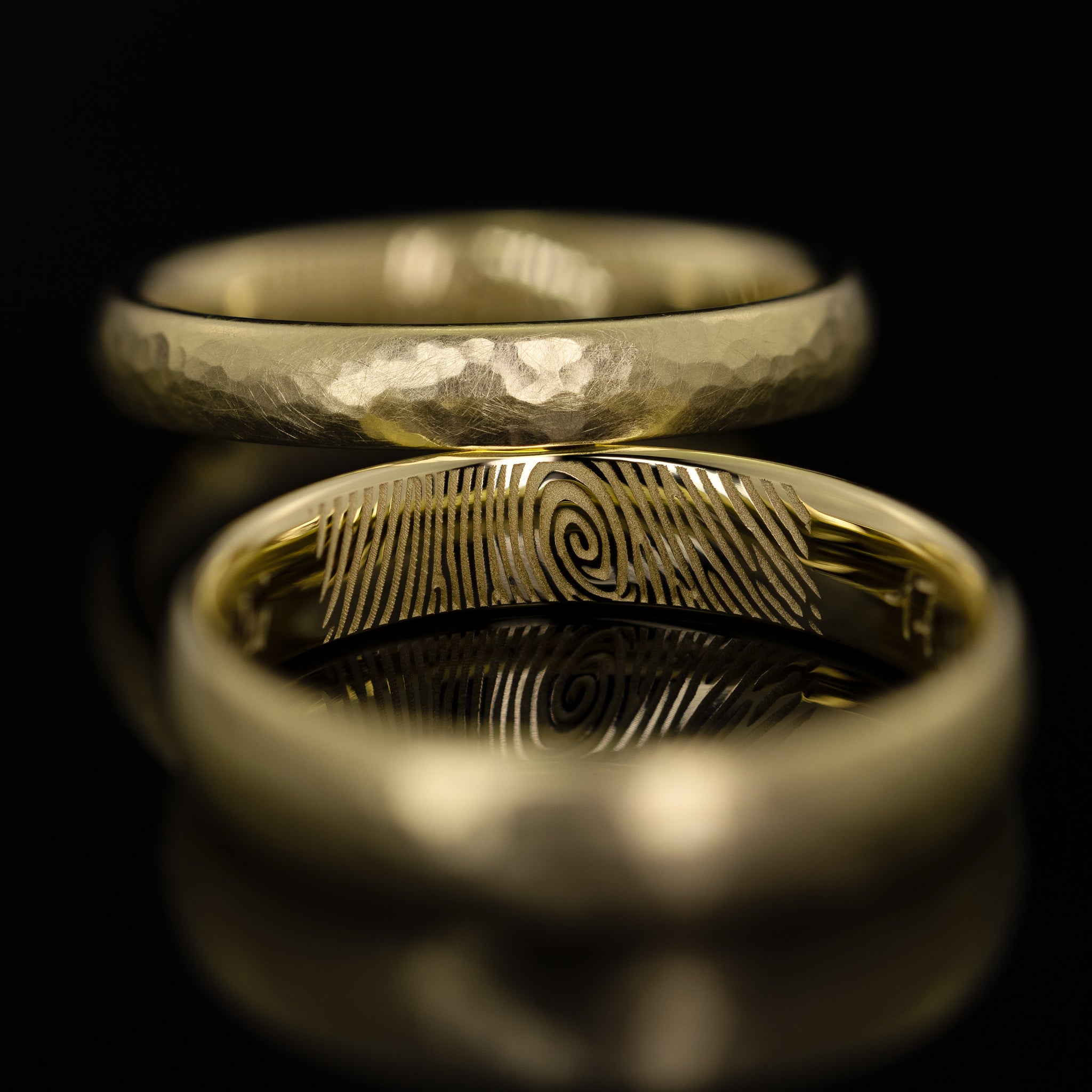 Damenring mit kleinem runden Hammerschlag, besonderer Ehering von der Goldschmiede Goldzeit in Nuernberg Gelbgold Detailaufnahme