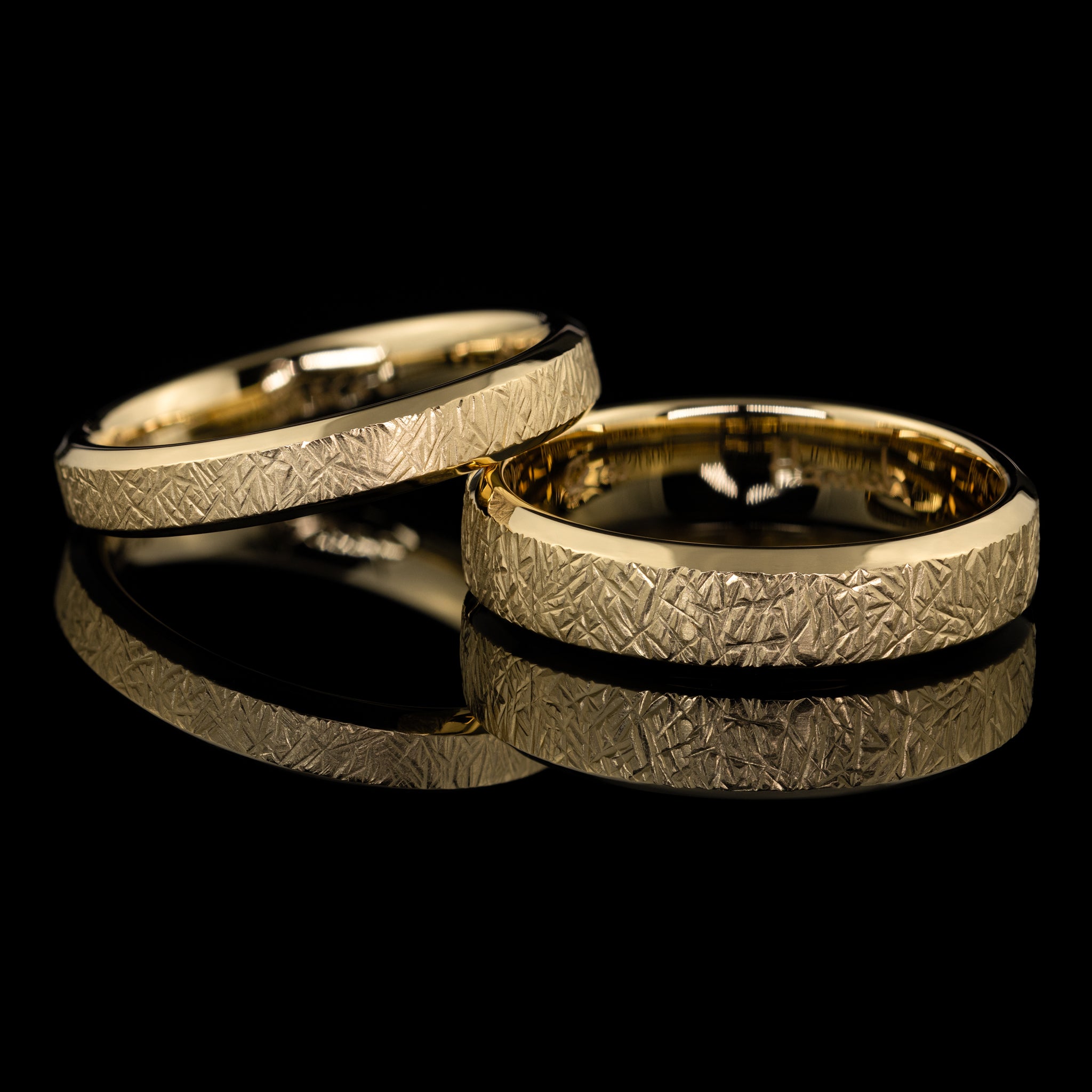 charakterstarker Ring mit wildem Hammerschlag und seitlich abgedrehten Fasen, Gelbgold poliert, gefertigt vom Goldschmied, Kombination von Damen- und Herrenring