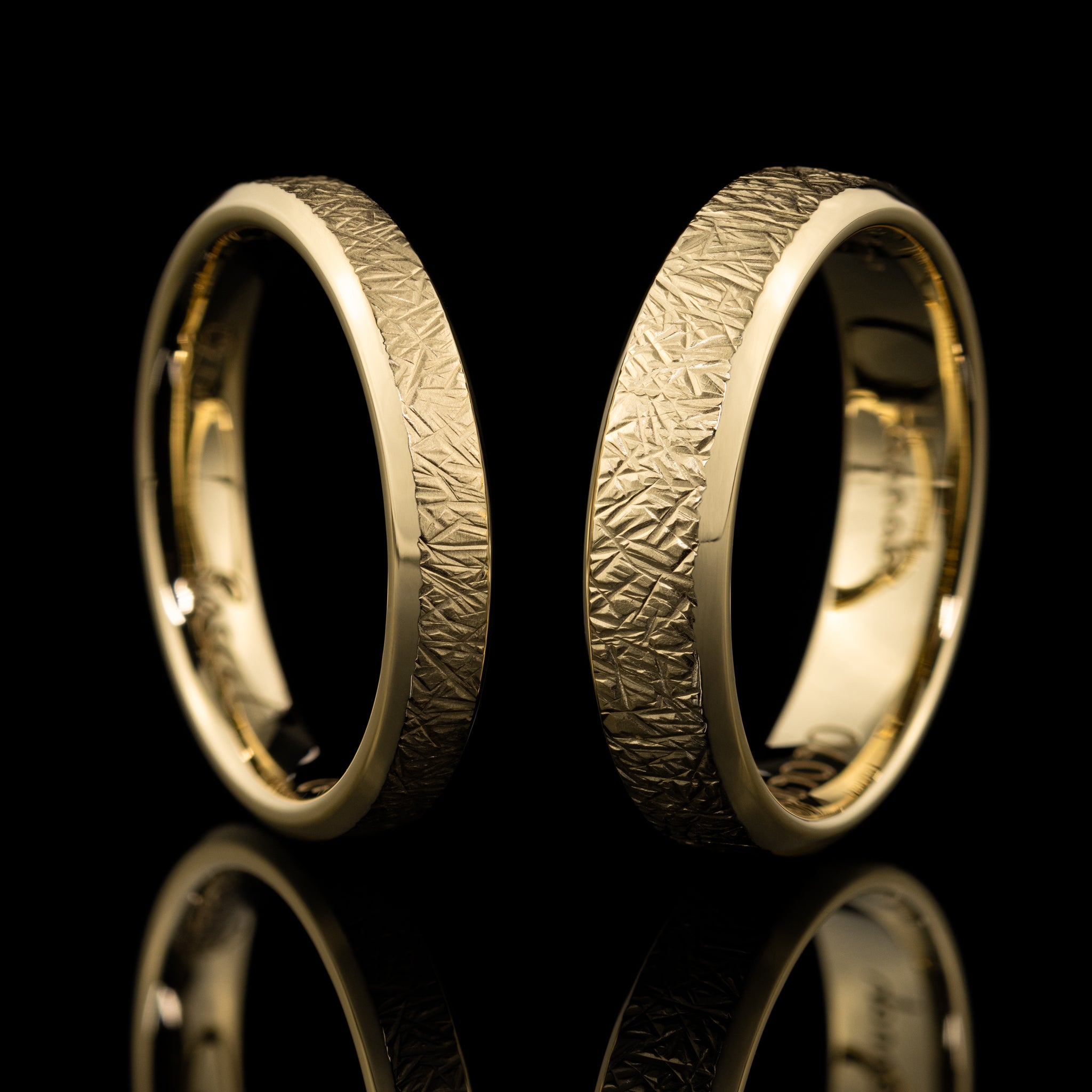 charakterstarker Ring mit wildem Hammerschlag und seitlich abgedrehten Fasen, Gelbgold poliert, gefertigt vom Goldschmied, Kombination von Damen- und Herrenring