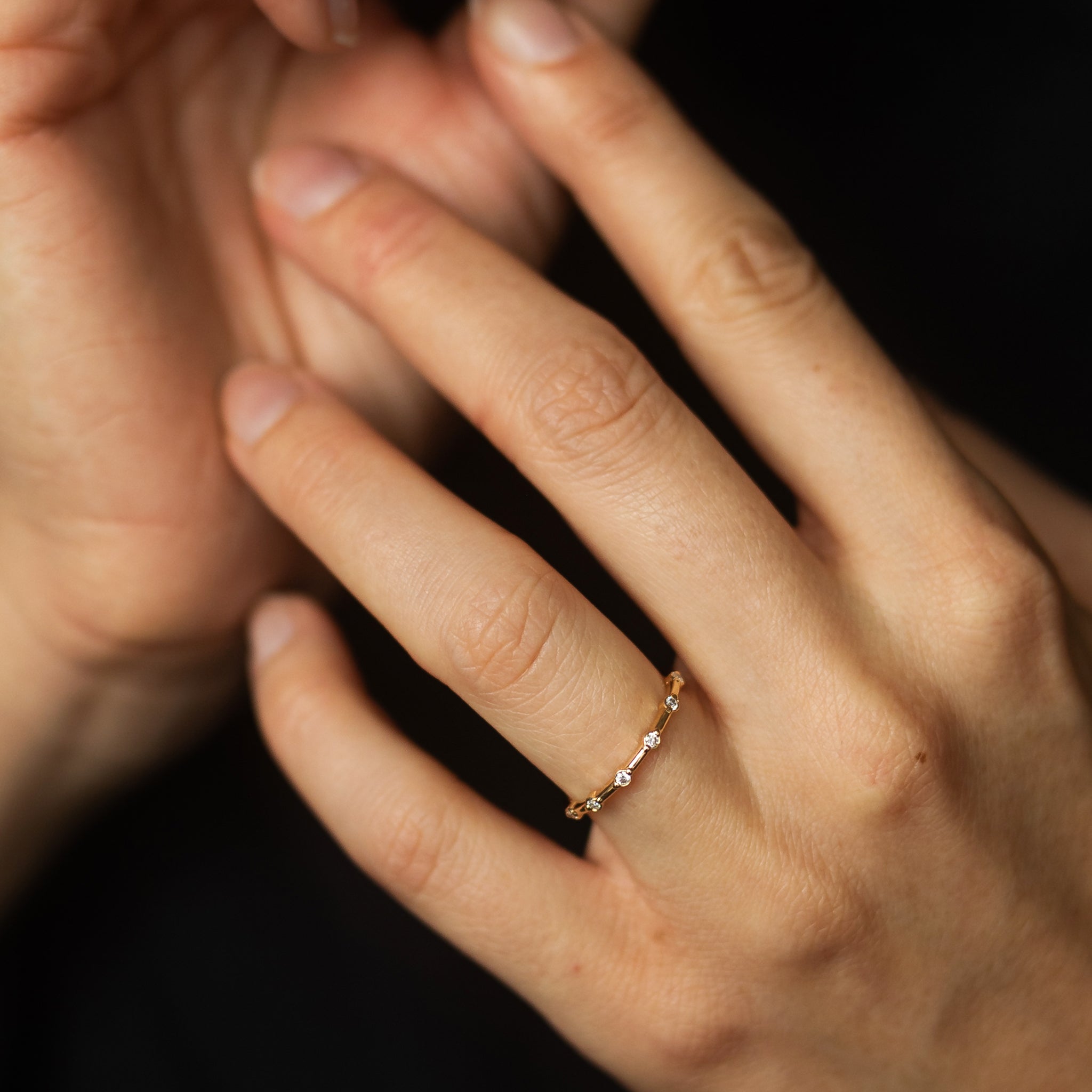 Ehering Vorsteckring Verlobungsring Schmuckring Distanzring Design Nala von Goldzeit Goldschmiede aus Nuernberg 18Karat Gelbgold Tragefoto